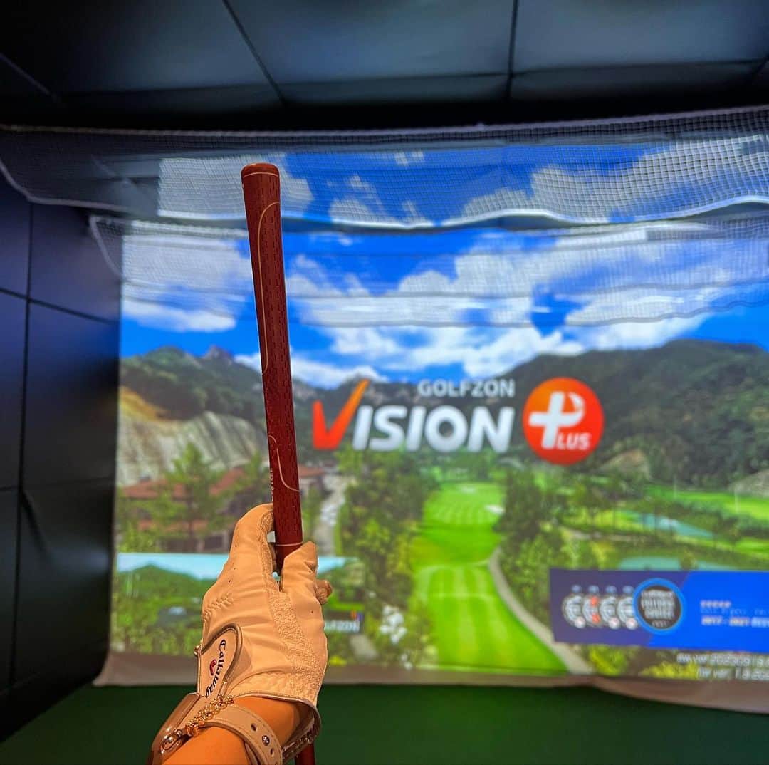 小林由依さんのインスタグラム写真 - (小林由依Instagram)「* 根津でシュミレーションゴルフ⛳️ ↪︎ @wise1golfsquare ⁡ ここのシュミレーターは ラウンドコースがいろいろあって おもしろかったんだけど ⁡ 中でも「仮装東京コース」っていうモードが 特に素敵だった✨ ⁡ 東京の街中にもしもコースが設置されたら って設定で 秋葉原のど真ん中で打ったり、東京タワーに向けて打ったり… ワクワクできて、ゴルフをより一層楽しめたよ✌︎ ⁡ ⁡ 根津あたりが近い方はぜひ行ってみて⛳️ ⁡ ⁡ ⁡ PR @wise1golfsquare #千駄木 #根津 #東京ゴルフ #東京ゴルフ場 #関東ゴルファー #都内ゴルフ #都内ゴルフ練習場 #都内ゴルファー ⁡ . . . . . ⁡ #インドアゴルフ #インドアゴルフ練習場 #シュミレーションゴルフ #シュミレーションゴルフ練習場 #ゴルフ練習場 #ゴルフレッスン #ゴルファー #ゴルフ #ゴルフコーデ #ゴルフ初心者 #ゴルフ女子 #ゴルフ練習 #ゴルフ動画 #ゴルフ場 #ゴルフスイング #ショートヘア #ショートボブ #ニット #休日コーデ #休日 #東京 #tokyo」11月7日 17時51分 - yui.minny.now