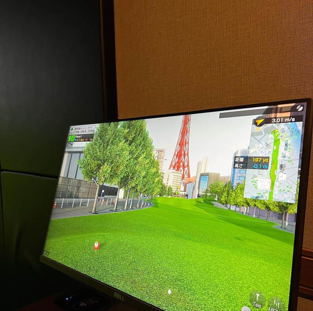 小林由依さんのインスタグラム写真 - (小林由依Instagram)「* 根津でシュミレーションゴルフ⛳️ ↪︎ @wise1golfsquare ⁡ ここのシュミレーターは ラウンドコースがいろいろあって おもしろかったんだけど ⁡ 中でも「仮装東京コース」っていうモードが 特に素敵だった✨ ⁡ 東京の街中にもしもコースが設置されたら って設定で 秋葉原のど真ん中で打ったり、東京タワーに向けて打ったり… ワクワクできて、ゴルフをより一層楽しめたよ✌︎ ⁡ ⁡ 根津あたりが近い方はぜひ行ってみて⛳️ ⁡ ⁡ ⁡ PR @wise1golfsquare #千駄木 #根津 #東京ゴルフ #東京ゴルフ場 #関東ゴルファー #都内ゴルフ #都内ゴルフ練習場 #都内ゴルファー ⁡ . . . . . ⁡ #インドアゴルフ #インドアゴルフ練習場 #シュミレーションゴルフ #シュミレーションゴルフ練習場 #ゴルフ練習場 #ゴルフレッスン #ゴルファー #ゴルフ #ゴルフコーデ #ゴルフ初心者 #ゴルフ女子 #ゴルフ練習 #ゴルフ動画 #ゴルフ場 #ゴルフスイング #ショートヘア #ショートボブ #ニット #休日コーデ #休日 #東京 #tokyo」11月7日 17時51分 - yui.minny.now