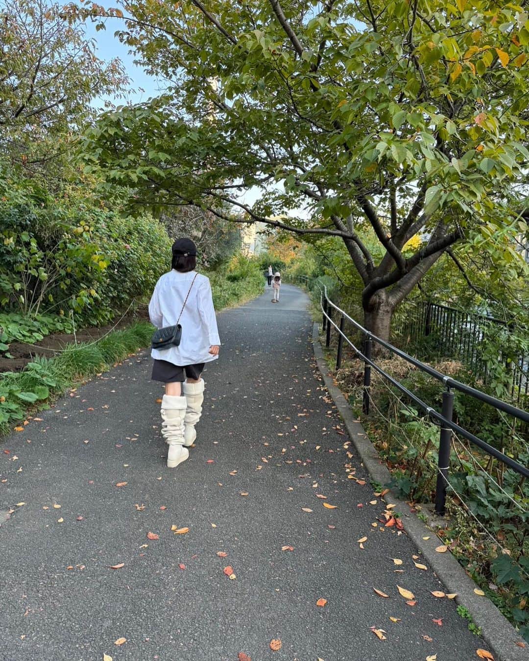 犬山紙子さんのインスタグラム写真 - (犬山紙子Instagram)「もこもこブーツは後ろから見ても可愛い  #yello #ブーツ　#ママファッション #ママコーデ」11月7日 17時52分 - inuyamakamiko