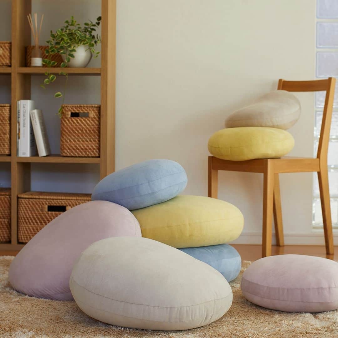のインスタグラム：「【新商品】もっちりなめらかクッション 欲しい！と思ったら「❤」（ハート）をコメントしてくださいね☺ もちもちした感触が心地よい、なめらかな肌ざわりのクッションがリニューアル。 ・ 大きさは55㎝ と40㎝の2サイズ。 くすみ系のニュアンスカラーが揃っています。 ・ ▶商品の紹介は写真内のタグをタップするか、プロフィール @home_coordyのリンクから。 ・ ・ ・ #ホームコーディ #homecoordy #イオンホームコーディ #イオン #instahome #シンプルライフ #シンプルな生活 #シンプルな暮らし #シンプルに暮らす #シンプルインテリア #クッション」