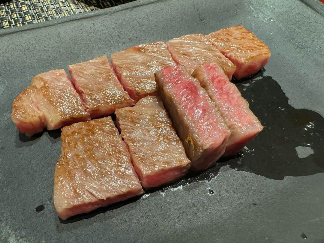 山中真さんのインスタグラム写真 - (山中真Instagram)「・ 今週の中継は プレゼントウィーク！  昨日は最高級の近江牛♪  眩しいほどにサシがのって でもしつこい脂ではなく 旨味をしっかり感じられる、 文句なしに美味しいお肉。  サーロインステーキ だけでなく 近江牛の創作料理コースは どの皿もとても凝っていて 柔らかいお肉を堪能できる 逸品だらけ、でした〜。  JAタウンのサイトから 買うこともできます♪ 近江松喜屋牛、で検索を！  #mbs #よんチャンtv  #毎日生中継 #山ちゃん中継 #近江牛　#松喜屋 #jaタウン」11月7日 17時56分 - makorine1120