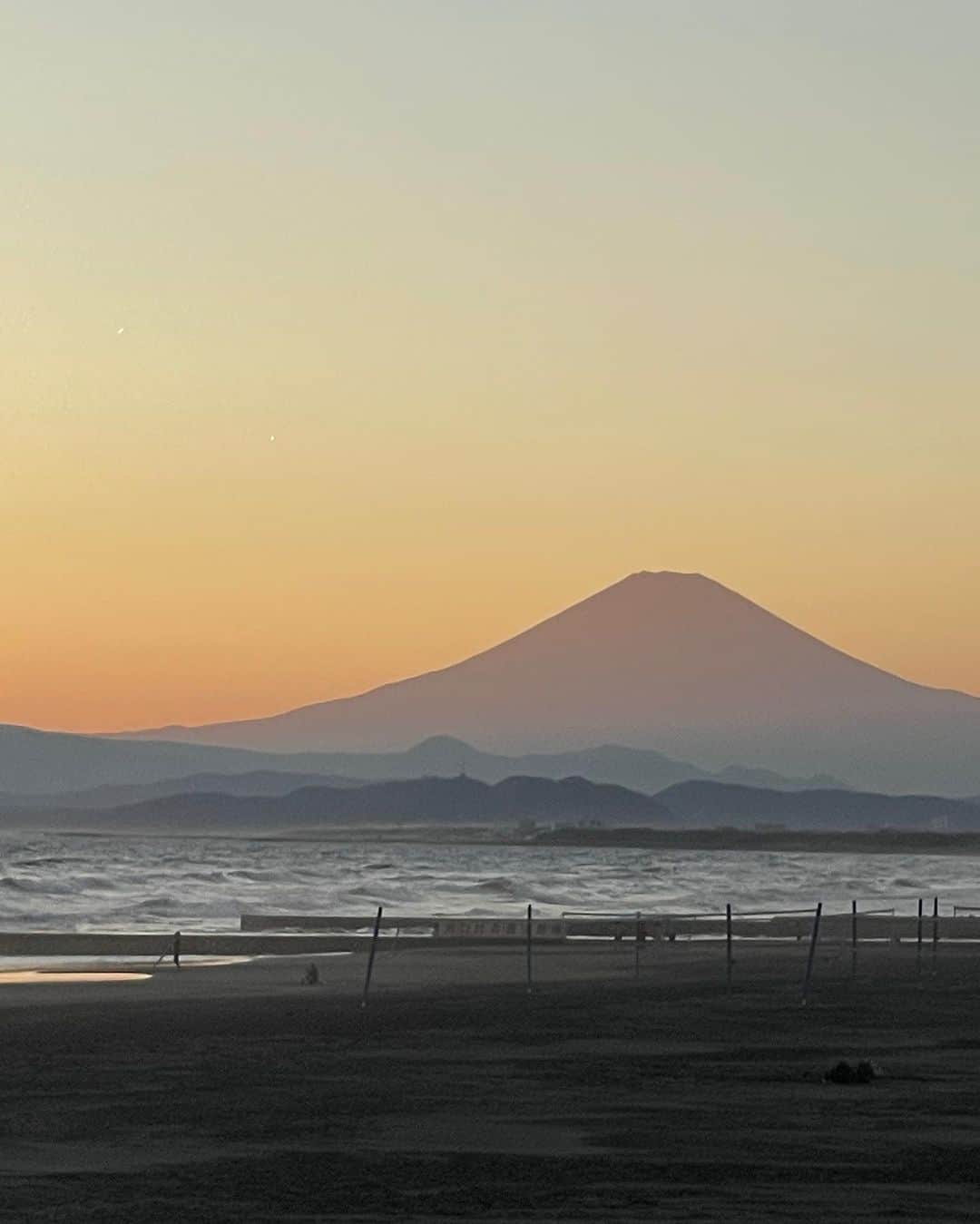 吉永愛さんのインスタグラム写真 - (吉永愛Instagram)「綺麗なグラデーションに うっとりでした✨ #お疲れ様でした  #夕焼け #鵠沼海岸 #散歩」11月7日 17時56分 - a.i.yy