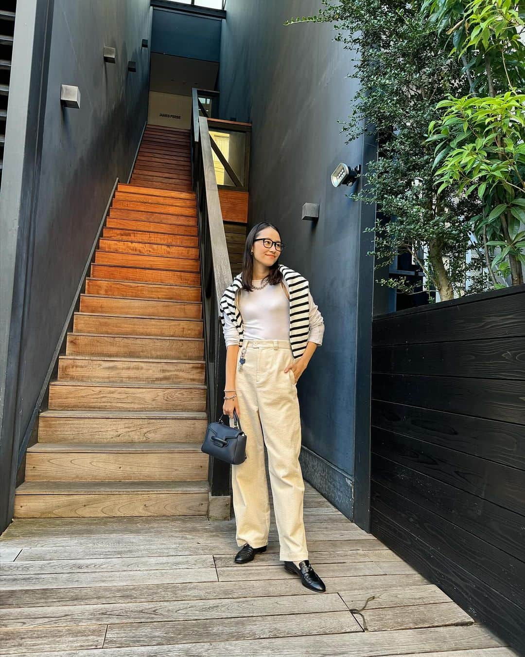 Rienaのインスタグラム：「撮影からの展示会へ  今日の現場は ボーダー祭りでした！ この時期着たくなるよね🤭  @hacccccccccchi に許可なく載せてみた✨  結局オーダーしたBagは4枚目のものを...  今持っているネイビーと同じ形の大きいサイズのブラックにしました👜  これから、 卒入園があったりでフォーマルにも使えるなーと！  @ponpon_marcy  いつもありがとう🫶🏻  #Riena#Riena私服#vasic」