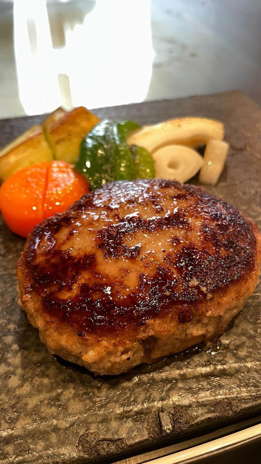 りょうくんグルメのインスタグラム：「【神戸ビーフ専門店ビフテキのカワムラ】  東京、銀座にある専属シェフが目の前で作る鉄板焼き屋さん！神戸ビーフ専門のハンバーグランチは、ポタージュ、神戸･但馬ビーフのハンバーグ 180g、焼き野菜、シーズンサラダ、パンorライス、デザート、コーヒーのセット！ 内装も接客も良くおひとり様もしやすい。 個室もあって複数名での食事にもぴったり。 スープやサラダなどどれも美味しく 最高峰のハンバーグは柔らかく肉汁が溢れて旨みがすごい！！お肉に添えられる焼き野菜は京都の万願寺とうがらしをはじめ、一つ一つにこだわりがあり美味しい。 お祝いランチにも良いね！ 予約可能だから予約して行ってね！ ここほんとに美味すぎる！！  【BifteckKawamura】  Teppanyaki restaurant in Ginza, Tokyo! Hamburger steak Lunch is Potage, 180g Kobe Tajima beef hamburger steak, grilled vegetables, seasonal salad, bread or rice, dessert, and coffee!  The real hamburger steak made by a restaurant specializing in Kobe beef is tender and juicy, overflowing with juice and amazing flavor!  It's also good for a celebratory lunch! Reservations are available!!  🏠 【神戸ビーフ専門店ビフテキのカワムラ】 💰 神戸･但馬ビーフのハンバーグ ランチ¥3850 ポタージュ 神戸･但馬ビーフのハンバーグ 180g 焼き野菜 シーズンサラダ パン 又は ライス デザート コーヒー 🚃 銀座駅 B9番出口徒歩２分 🕐 ランチは11:30～14:00 📍 東京都中央区銀座6-5-1 8F (8F, 6-5-1 Ginza, Chuo-ku, Tokyo)」