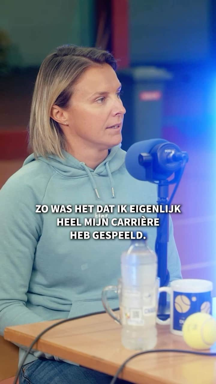 キルステン・フリプケンスのインスタグラム：「In de zevende aflevering van de Dubbelspel podcast keert @kirstenflipkens samen met @gerlo.dirk en @flipods terug naar @moltennisclub, de plaats waar het voor haar allemaal begon. 🐬🤩 Na 33 indrukwekkende confrontaties op de Billie Jean King Cup over een periode van 20 jaar heeft Flipper niet alleen een erfenis op het terrein achtergelaten, maar is ze nu ook klaar om haar kennis en passie over te dragen als assistent-coach van het Belgische vrouwenteam. 🎾 We duiken diep in de invloedrijke relaties die haar op de been hielden tijdens de hoogtepunten van haar carrière en we raken een onderwerp aan dat haar nauw aan het hart ligt: het belang van gezondheid in een leven vol topsport. Luister snel via link in bio! #dubbelspel #kirstenflipkens」