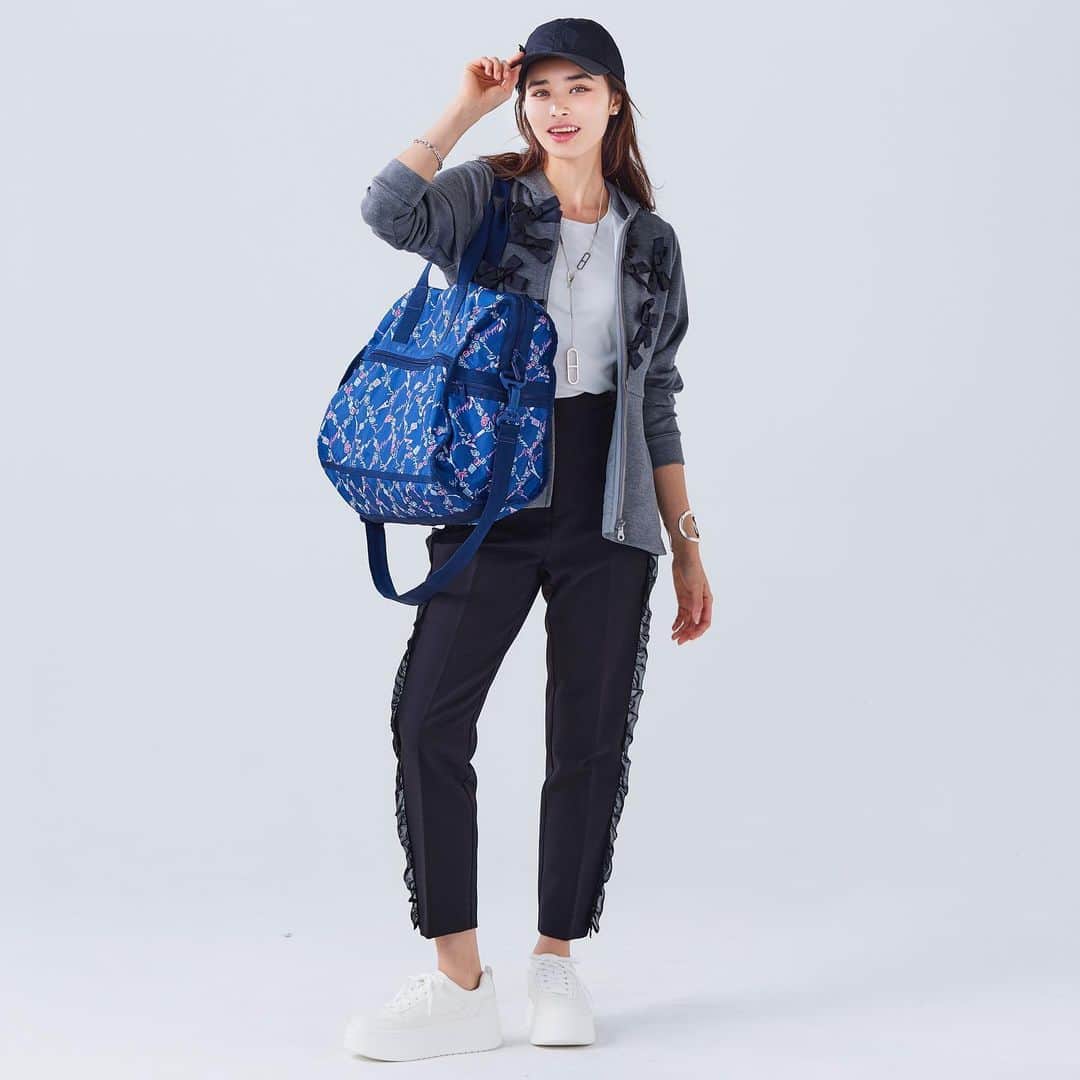 Chestyさんのインスタグラム写真 - (ChestyInstagram)「LeSportsac × Chesty Special Collaboration！   大人気バッグブランド「LeSportsac」との20周年記念コラボレーションは、パリの街からインスパイア。   エッフェル塔やマカロンといったパリの歴史ある美しい街並みと、心から愛するものを散りばめたバッグやポーチの5型がラインナップ。   落ち着いたネイビーを基調としたオリジナルプリントには、Chestyのブランドアイコンでもある小鳥やお花に“Love”、“Happy”、 “Dream”のメッセージを添えた特別なデザインで仕立てました💌   人生の宝物となる素敵な時間を共に紡いでくれるアイテムです🌈   明日11/8(水)からスタートする阪急うめだ本店 期間限定ストアに先行入荷いたします！   詳細はChesty公式サイトの特集ページよりご覧下さいませ💛   Online Shop : 11/15(水) 10:00 Release Kobe Only Shop : 11/15(水) Release Hankyu Umeda Pop Up Store : 11/8(水)〜11/14(火)   #chesty#lesportsac#kobe#collaboration##チェスティ#レスポートサック#コラボ商品#コラボレーション#ミニショルダー#旅行バッグ#ミニバッグ#スマホバッグスマホショルダー#ボストンバッグ#軽量 #軽量バッグ#通勤バッグ #通勤コーデ #通勤スタイル #通学バッグ#お仕事バッグ#ママバッグ#PCバッグ#A4トート #秋ファッション #秋コーデ#ボストンバッグ #ミニバッグ #大人カジュアルコーデ #秋バッグ#トートバッグ#バッグの中身」11月7日 17時59分 - chesty_official