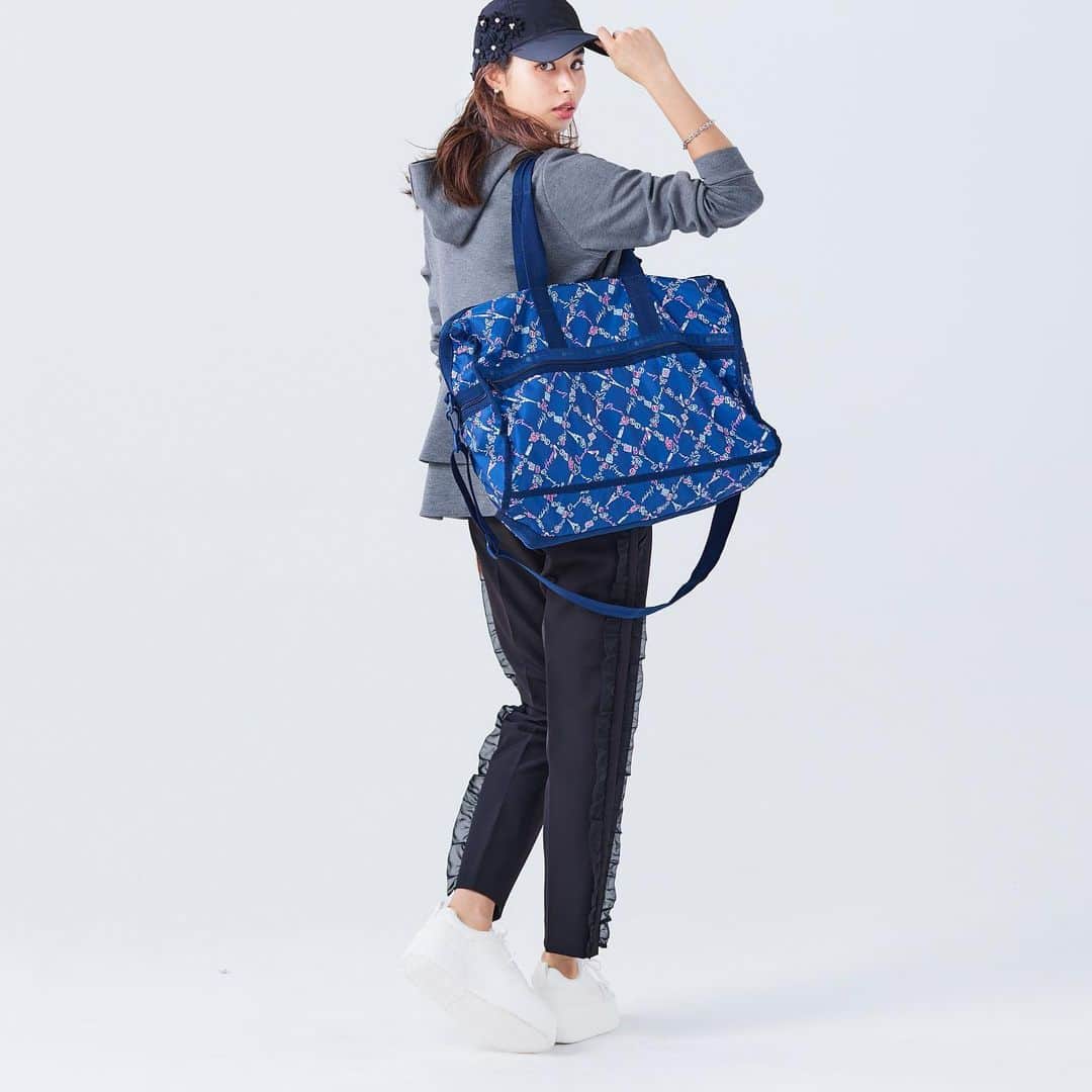 Chestyさんのインスタグラム写真 - (ChestyInstagram)「LeSportsac × Chesty Special Collaboration！   大人気バッグブランド「LeSportsac」との20周年記念コラボレーションは、パリの街からインスパイア。   エッフェル塔やマカロンといったパリの歴史ある美しい街並みと、心から愛するものを散りばめたバッグやポーチの5型がラインナップ。   落ち着いたネイビーを基調としたオリジナルプリントには、Chestyのブランドアイコンでもある小鳥やお花に“Love”、“Happy”、 “Dream”のメッセージを添えた特別なデザインで仕立てました💌   人生の宝物となる素敵な時間を共に紡いでくれるアイテムです🌈   明日11/8(水)からスタートする阪急うめだ本店 期間限定ストアに先行入荷いたします！   詳細はChesty公式サイトの特集ページよりご覧下さいませ💛   Online Shop : 11/15(水) 10:00 Release Kobe Only Shop : 11/15(水) Release Hankyu Umeda Pop Up Store : 11/8(水)〜11/14(火)   #chesty#lesportsac#kobe#collaboration##チェスティ#レスポートサック#コラボ商品#コラボレーション#ミニショルダー#旅行バッグ#ミニバッグ#スマホバッグスマホショルダー#ボストンバッグ#軽量 #軽量バッグ#通勤バッグ #通勤コーデ #通勤スタイル #通学バッグ#お仕事バッグ#ママバッグ#PCバッグ#A4トート #秋ファッション #秋コーデ#ボストンバッグ #ミニバッグ #大人カジュアルコーデ #秋バッグ#トートバッグ#バッグの中身」11月7日 17時59分 - chesty_official