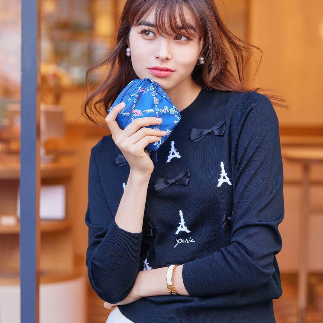 Chestyさんのインスタグラム写真 - (ChestyInstagram)「LeSportsac × Chesty Special Collaboration！   大人気バッグブランド「LeSportsac」との20周年記念コラボレーションは、パリの街からインスパイア。   エッフェル塔やマカロンといったパリの歴史ある美しい街並みと、心から愛するものを散りばめたバッグやポーチの5型がラインナップ。   落ち着いたネイビーを基調としたオリジナルプリントには、Chestyのブランドアイコンでもある小鳥やお花に“Love”、“Happy”、 “Dream”のメッセージを添えた特別なデザインで仕立てました💌   人生の宝物となる素敵な時間を共に紡いでくれるアイテムです🌈   明日11/8(水)からスタートする阪急うめだ本店 期間限定ストアに先行入荷いたします！   詳細はChesty公式サイトの特集ページよりご覧下さいませ💛   Online Shop : 11/15(水) 10:00 Release Kobe Only Shop : 11/15(水) Release Hankyu Umeda Pop Up Store : 11/8(水)〜11/14(火)   #chesty#lesportsac#kobe#collaboration##チェスティ#レスポートサック#コラボ商品#コラボレーション#ミニショルダー#旅行バッグ#ミニバッグ#スマホバッグスマホショルダー#ボストンバッグ#軽量 #軽量バッグ#通勤バッグ #通勤コーデ #通勤スタイル #通学バッグ#お仕事バッグ#ママバッグ#PCバッグ#A4トート #秋ファッション #秋コーデ#ボストンバッグ #ミニバッグ #大人カジュアルコーデ #秋バッグ#トートバッグ#バッグの中身」11月7日 17時59分 - chesty_official