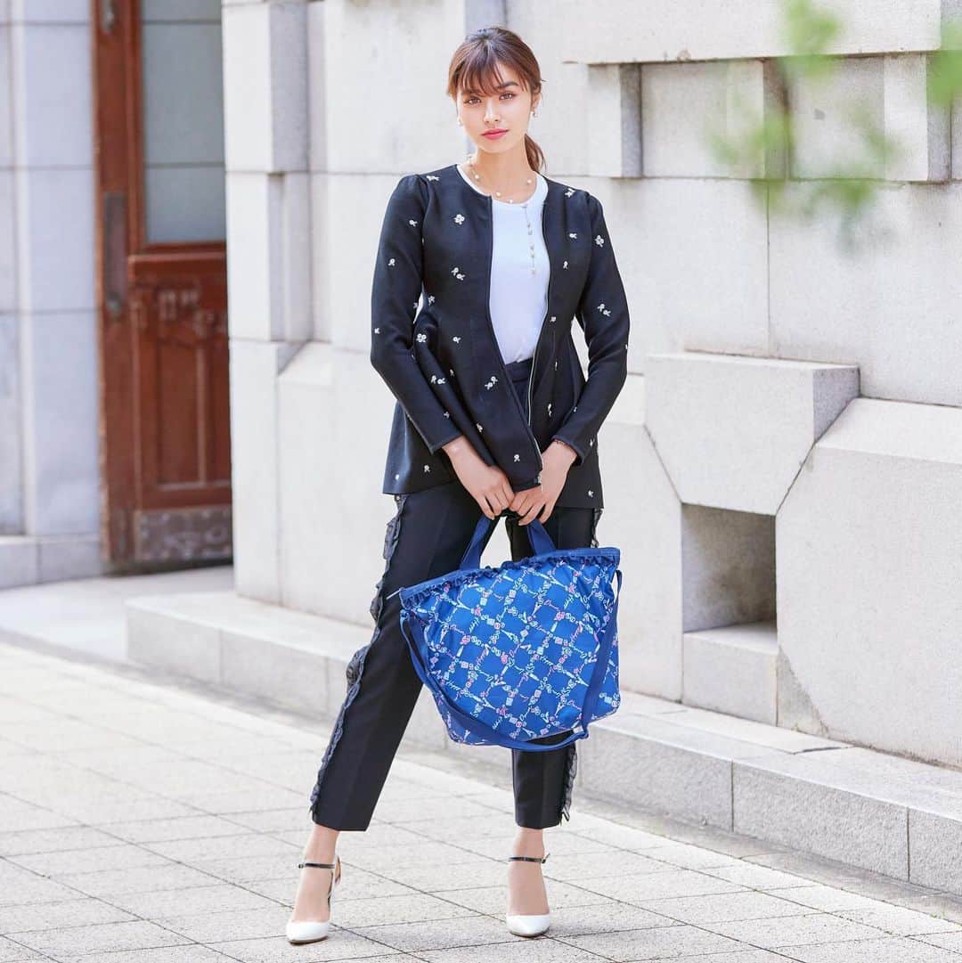 Chestyさんのインスタグラム写真 - (ChestyInstagram)「LeSportsac × Chesty Special Collaboration！   大人気バッグブランド「LeSportsac」との20周年記念コラボレーションは、パリの街からインスパイア。   エッフェル塔やマカロンといったパリの歴史ある美しい街並みと、心から愛するものを散りばめたバッグやポーチの5型がラインナップ。   落ち着いたネイビーを基調としたオリジナルプリントには、Chestyのブランドアイコンでもある小鳥やお花に“Love”、“Happy”、 “Dream”のメッセージを添えた特別なデザインで仕立てました💌   人生の宝物となる素敵な時間を共に紡いでくれるアイテムです🌈   明日11/8(水)からスタートする阪急うめだ本店 期間限定ストアに先行入荷いたします！   詳細はChesty公式サイトの特集ページよりご覧下さいませ💛   Online Shop : 11/15(水) 10:00 Release Kobe Only Shop : 11/15(水) Release Hankyu Umeda Pop Up Store : 11/8(水)〜11/14(火)   #chesty#lesportsac#kobe#collaboration##チェスティ#レスポートサック#コラボ商品#コラボレーション#ミニショルダー#旅行バッグ#ミニバッグ#スマホバッグスマホショルダー#ボストンバッグ#軽量 #軽量バッグ#通勤バッグ #通勤コーデ #通勤スタイル #通学バッグ#お仕事バッグ#ママバッグ#PCバッグ#A4トート #秋ファッション #秋コーデ#ボストンバッグ #ミニバッグ #大人カジュアルコーデ #秋バッグ#トートバッグ#バッグの中身」11月7日 17時59分 - chesty_official