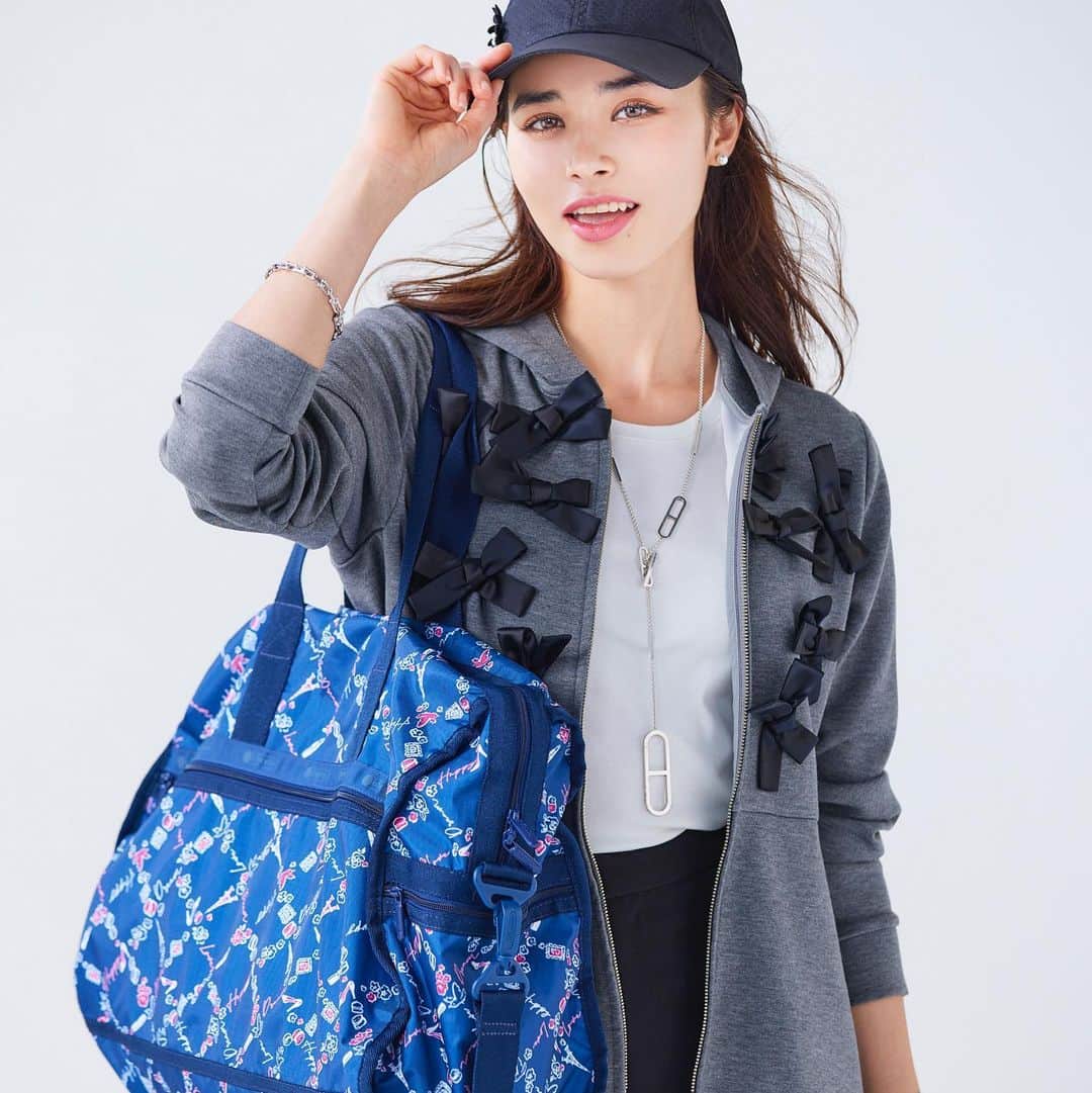 Chestyさんのインスタグラム写真 - (ChestyInstagram)「LeSportsac × Chesty Special Collaboration！   大人気バッグブランド「LeSportsac」との20周年記念コラボレーションは、パリの街からインスパイア。   エッフェル塔やマカロンといったパリの歴史ある美しい街並みと、心から愛するものを散りばめたバッグやポーチの5型がラインナップ。   落ち着いたネイビーを基調としたオリジナルプリントには、Chestyのブランドアイコンでもある小鳥やお花に“Love”、“Happy”、 “Dream”のメッセージを添えた特別なデザインで仕立てました💌   人生の宝物となる素敵な時間を共に紡いでくれるアイテムです🌈   明日11/8(水)からスタートする阪急うめだ本店 期間限定ストアに先行入荷いたします！   詳細はChesty公式サイトの特集ページよりご覧下さいませ💛   Online Shop : 11/15(水) 10:00 Release Kobe Only Shop : 11/15(水) Release Hankyu Umeda Pop Up Store : 11/8(水)〜11/14(火)   #chesty#lesportsac#kobe#collaboration##チェスティ#レスポートサック#コラボ商品#コラボレーション#ミニショルダー#旅行バッグ#ミニバッグ#スマホバッグスマホショルダー#ボストンバッグ#軽量 #軽量バッグ#通勤バッグ #通勤コーデ #通勤スタイル #通学バッグ#お仕事バッグ#ママバッグ#PCバッグ#A4トート #秋ファッション #秋コーデ#ボストンバッグ #ミニバッグ #大人カジュアルコーデ #秋バッグ#トートバッグ#バッグの中身」11月7日 17時59分 - chesty_official
