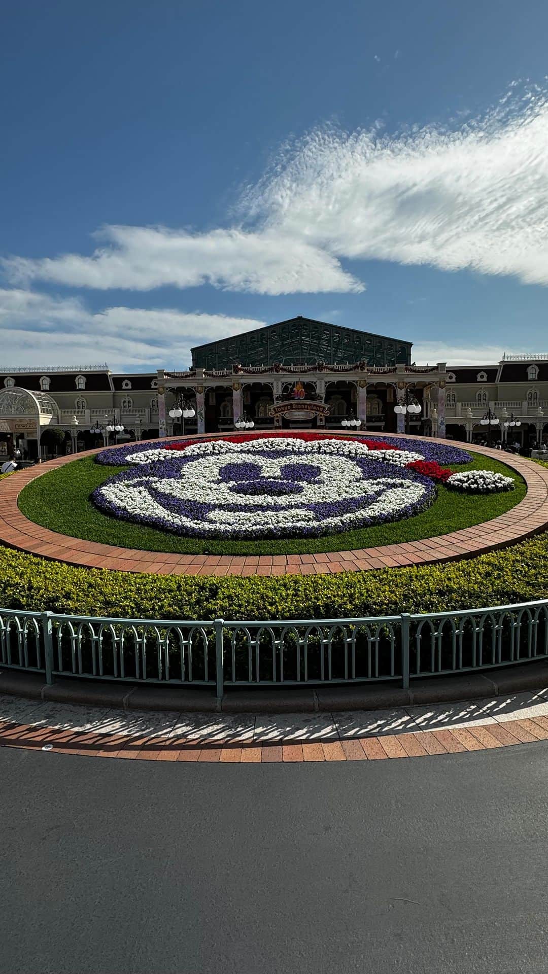 のインスタグラム：「Xmas Disney Land✨🎄 グッズの販売日だったので、空き時間に弾丸で行ってきました！ 最高！ #ディズニーランド #ディズニークリスマス #TDR」