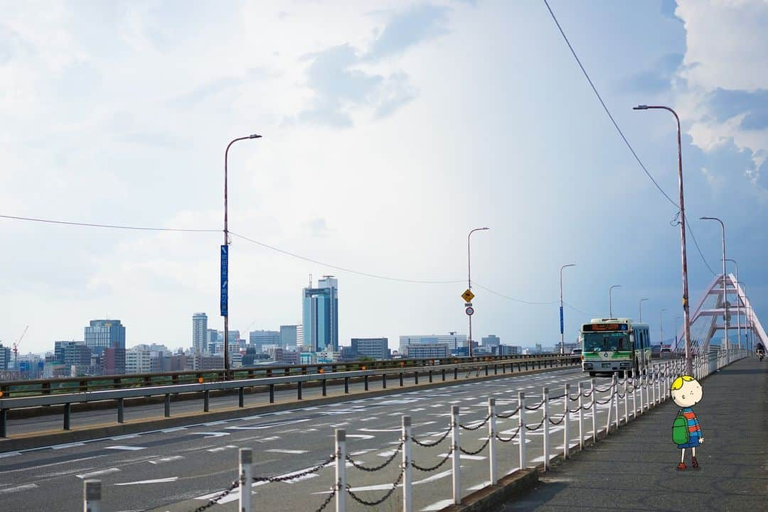 Osaka Bob（大阪観光局公式キャラクター）のインスタグラム：「Take a stroll north from Tenjinbashisuji 6-chome Station, and you'll find Nagarakobashi Bridge🌉 The air is crisp and perfect for a relaxing walk👍  長柄小橋は 天神橋筋六丁目駅を北に歩いて行ったらでてくるで🌉 空気がキレくて散歩にうってつけの場所や👍  —————————————————————  #maido #withOsakaBob #OSAKA #osakatrip #japan #nihon #OsakaJapan #大坂 #오사카 #大阪 #Оsака #Осака #โอซาก้า #大阪観光 #sightseeing #Osakatravel #Osakajepang #traveljepang #osakatravel #osakatrip#長柄小橋」