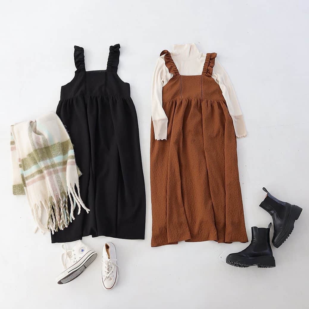 Crispのインスタグラム：「_NEW IN ⁡ ⁡ ✓フラワーエンボスフリルワンピース ￥7,920(税込) black,brown ⁡ ⁡ ＼ 人気の予約アイテムが通常入荷♡ ／ フリルや胸下切り替えからギャザーを入れたフレアシルエットが大人かわいいワンピース。 太目の肩紐がカジュアルながらも、 花柄のエンボス生地を使用しスタイリングにさり気なく華やかさを添えてくれます。 身体のラインを拾わないゆったりシルエットなのでさり気なく体型カバーにも◎ ⁡ ⁡ ⁡ #Crisp2023aw #Crisp_style #Crisp #クリスプ #秋コーデ #c2R3352 #cr_フラワーエンボスフリルワンピース #体型カバーコーデ」
