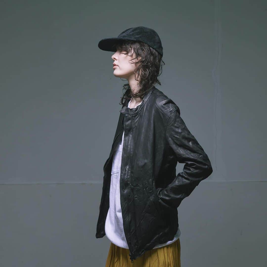 シシのインスタグラム：「⁡ 【single riders】 ⁡ 特有の重さを感じさせない“軽量感” 薄さが可能にした“動きやすさ” 熱を外へ、風も通す“呼吸する革” ⁡ ⁡ #sisii #ridersjacket #leather」