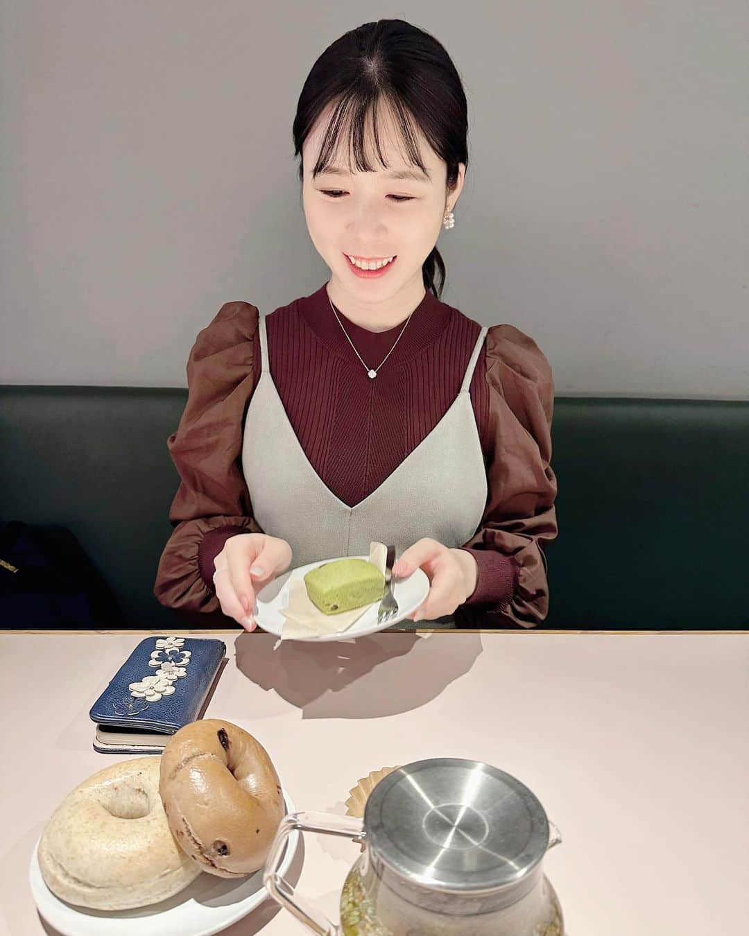 田中碧のインスタグラム：「【おやつタイム】 ⁡ 「スコーン」と「チーズケーキ」 に弱いです💕 ⁡ 最近味覚が変わったのか 好きで好きでたまらなかったはずの 紅茶があんまり口に合わないような...💦 不思議だぁ...😭 ⁡ ⁡ #スコーン #カフェ巡り #東京カフェ #cafetime #scone」