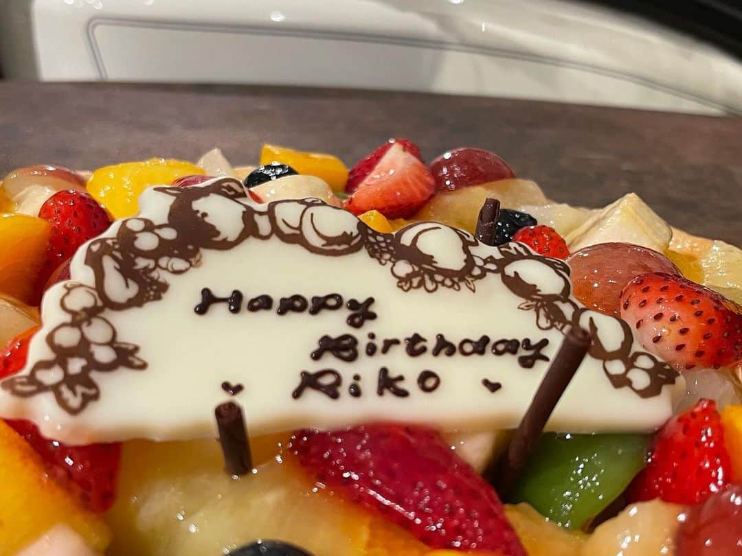 福山理子さんのインスタグラム写真 - (福山理子Instagram)「香音寿と、昨日、いただいたお誕生日ケーキで まだ、盛り上がってます 亜美さんご夫婦ありがとうございます🍰  #キルフェボン #キルフェボンフルーツタルト #お誕生日ケーキ #香音寿」11月7日 18時00分 - rikofukuyama