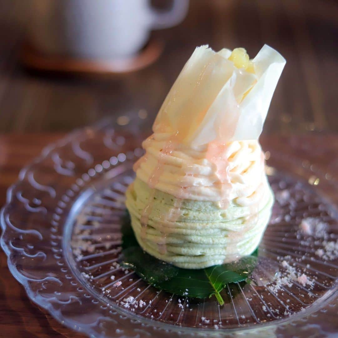 Hanako公式さんのインスタグラム写真 - (Hanako公式Instagram)「🌰商標登録を得た”ここだけにしかない”モンブランが生まれる場所〈Sweets Cafe KYOTO KEIZO〉  日常的風景が流れる三条会商店街内で、ひときわ目を引く開店を待つ人の列が。列の先にはあるのは、商標登録を得た"10分モンブラン”が食べられるカフェ〈Sweets Cafe KYOTO KEIZO〉。名物モンブラン以外にも、季節ならではの限定創作メニューも登場。期待値をさらに超えてくるスイーツの数々。  🍴10分モンブラン 看板スイーツであるこちらの10分モンブラン。 なにがどう10分なのかというと、このモンブランに与えられた賞味期限が”10分”だから。  📍Sweets Cafe KYOTO KEIZO　@sweetscafe_kyoto_keizo ■京都市中京区御供町293 ■10：30～18：30（18：00 L.O）月休（祝日の場合は営業・翌火休）  #Hanako #Hanakomagazine #スイーツ#スイーツ部 #ドーナツ #白あん #餅 #サンド #スイーツグラム #スイーツ巡り #京都 #京都観光 #京都旅行 #京都カフェ #京都スイーツ #カフェ部 #カフェ巡り #京都旅 #京都カフェ巡り #京都グルメ #モンブラン #モンブラン部」11月7日 18時01分 - hanako_magazine