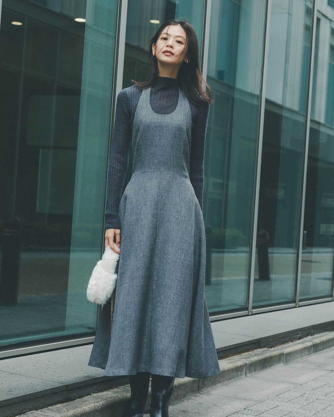 NATURAL BEAUTY BASICさんのインスタグラム写真 - (NATURAL BEAUTY BASICInstagram)「松木育未さん着用の 新作webカタログ第3弾が大好評公開中♡  ■ウーリーシアーリブニット ¥7,920 tax in size:FR color:チャコール/グレー/エクリュ #0173270070  ■ホルターネックフレアジャンスカ ¥13,970 tax in size:M/PS color:ミックスグレー/ミックスブラウン #0173240071  --  Normcore×Feminine Meets.Ikumi Matsuki  ミニマルなボトルネックコートに ミニを合わせたスタイリングや、 ニュアンストーンで女性ならではの 柔らかさを表現したクリーンなパンツルック…… “ノームコア”と“フェミニン” 相反するテイストを融合させた鮮度の高い着こなしをリコメンド。  #松木育未 さん #新作アイテム #リブニット #シアータートル #タートルニット #ホルターネック #ジャンスカ #グレーコーデ #冬コーデ #お出かけコーデ #オフィスコーデ #オフィスカジュアル #通勤コーデ #大人可愛い #カラーコーデ  #着回しコーデ #きれいめカジュアル  #ベーシックコーデ #ベーシック #ナチュラルコーデ #トレンドスタイル #シンプルコーデ #ナチュラルビューティーベーシック #naturalbeautybasic」11月7日 18時00分 - naturalbeautybasic_official