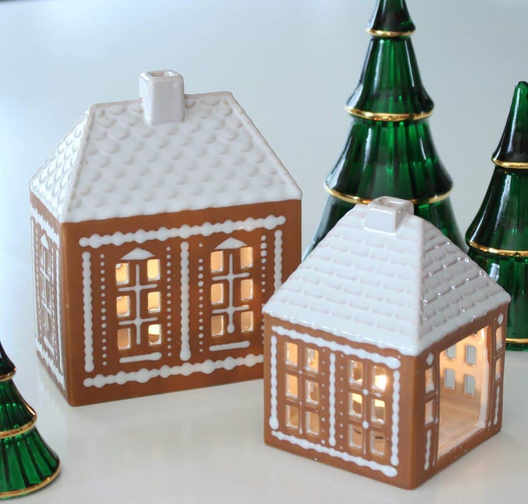 arekoreのインスタグラム：「クリスマスを彩るキャンドルホルダーで、クリスマスの準備を始めませんか。  .  北欧のアパートメントや教会などの建物をモチーフにした人気シリーズ「アーバニア」から、クリスマスシーズンにぴったりのジンジャーブレッドハウスが登場しました。  .  デンマークでは、クリスマスの伝統的なクッキーとして知られるジンジャーブレッド。ジンジャーやシナモンなどのスパイスの効いた香りが漂えば、クリスマスが近いサインです。  .  ジンジャーブレッドをモチーフに作られたキャンドルホルダーは、アーバニアの持つ建物を忠実に再現した温かみのあるアイテム。  .  キャンドルを入れると窓から繊細なあたたかな光が漏れだし、お部屋に彩りを与えてくれます。  .  火を灯さずにオブジェとして飾ったり、お手持ちのクリスマスアイテムと並べて、北欧のクリスマスを堪能してみてはいかがでしょうか。  .  @arekore-market #arekore #暮らし #ていねいな暮らし #日々のこと #kahler #ケーラー #アーバニア #キャンドルホルダー #クリスマス #christmas #デンマーク #ジンジャーブレッド #オブジェ #北欧のクリスマス #ギフト #クリスマスシーズン #プレゼント #クリスマスギフト #クリスマスプレゼント」