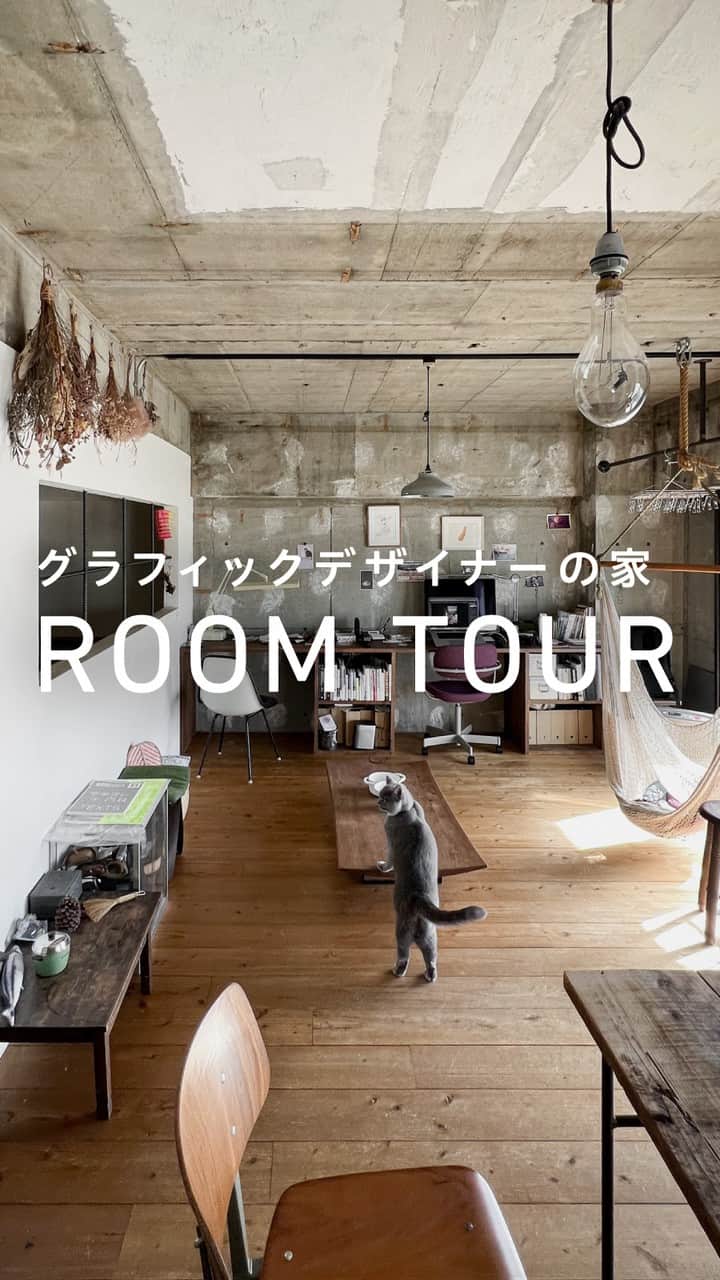 EIGHT DESIGNのインスタグラム：「気に入ったらいいね＆保存お願いします♪ @eightdesign  2011年にリノベーションしたエイトデザインスタッフ自邸のルームツアー！  69平米の1LDK＋土間ガレージ。 白い壁は漆喰仕上げ。 スパイスがずらりと並んだキッチンが主役です。  model @k.mireiiiii 施主 @shimeji8graphics  📷RENOVATION WORKS20 名古屋市東区 マンションリノベーション事例 家族構成：ふたりぐらし 築年月：1974年築 専有面積：68m2 事例詳細はプロフィール（ @eightdesign ）のリンクをクリック👀 〰︎〰︎〰︎〰︎〰︎ 📺家づくりの相談はコメントでお気軽に☺️ @eightdesign 〰︎〰︎〰︎〰︎〰︎ 🎪店舗デザイン事例集 @eightdesign8shop 🏢オフィスデザイン事例集 @office8eightdesign 🐕スタッフの日常 @eightdesign_2nd 〰︎〰︎〰︎〰︎〰︎ #ルームツアー #マンションリノベーション #マンションインテリア #リノベーションマンション #eightdesign #エイトデザイン #リノベーション」