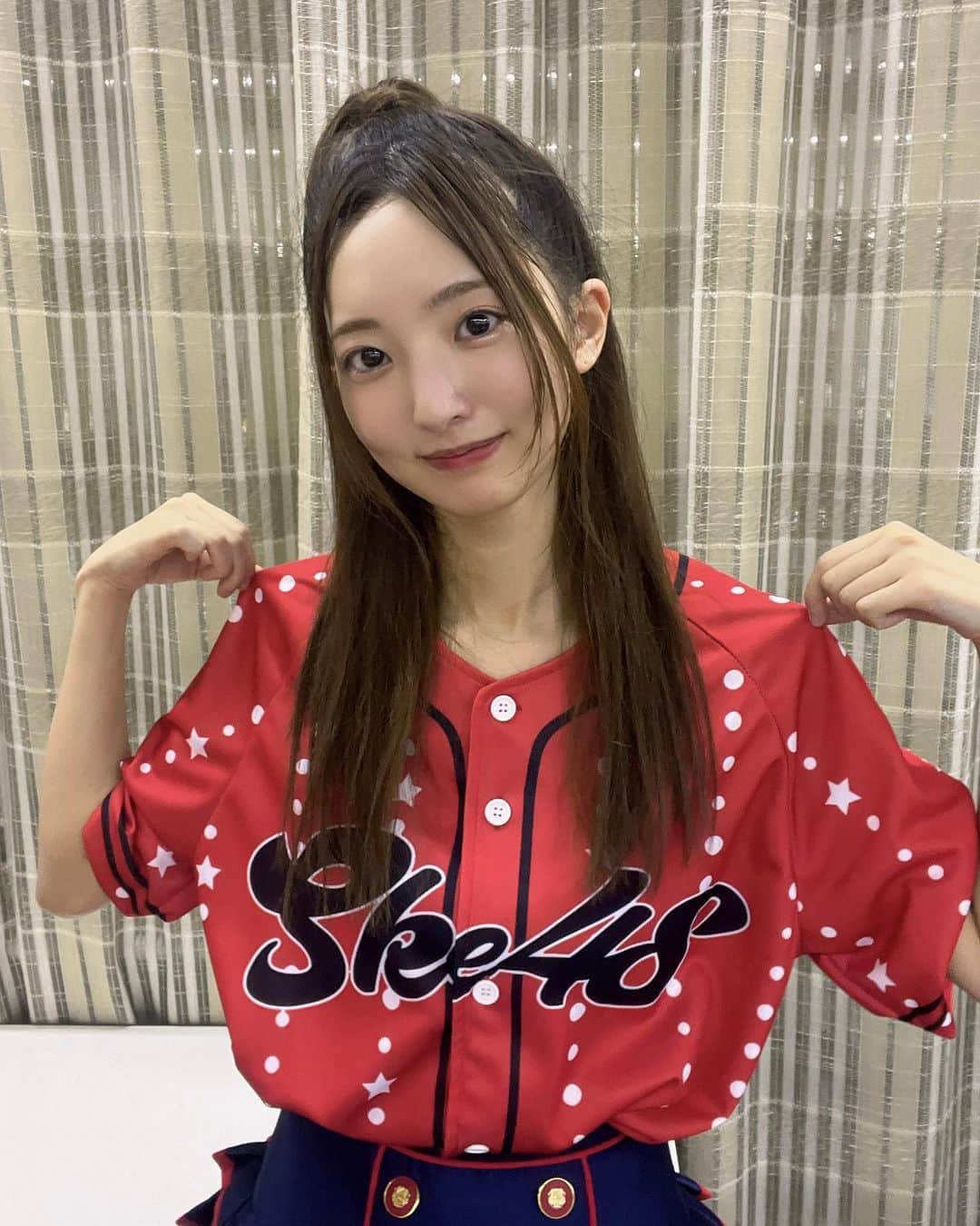 藤本冬香のインスタグラム：「ベースボールシャツ⚾️  生写真は11月９日の23:59まで発売中です✨  #生写真 #新 #グッズ #ベースボール #シャツ #チーム #カラー #赤 #とても #素晴らしい #ですね」