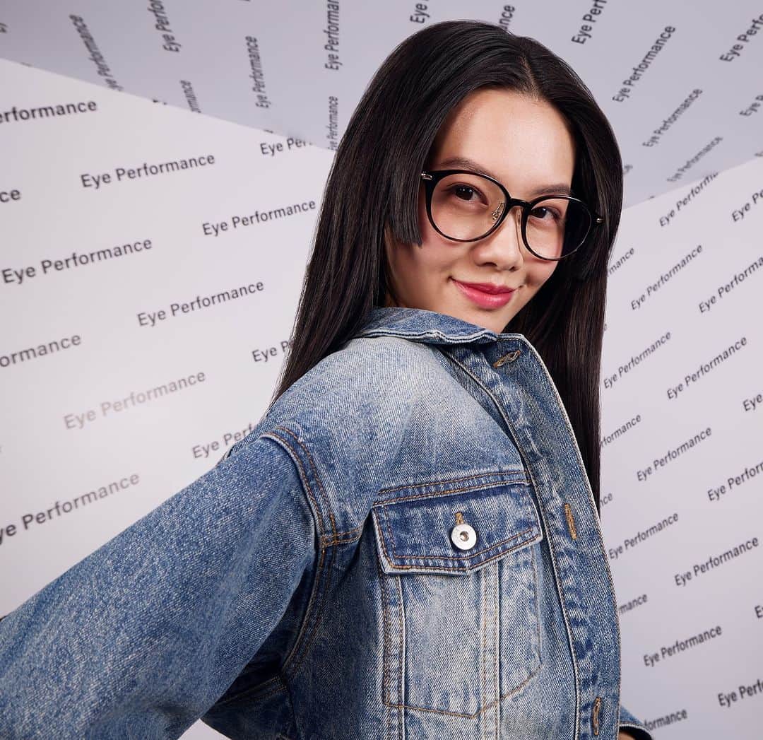 Zoff Officialのインスタグラム：「私のムードを押し上げる 2023年秋冬のトレンドコレクション「Zoff 2023-24 COLLECTION Neo Vibes」が登場！  「Zoff 2023-24  COLLECTION Neo Vibes」は、ジェンダーレスにもかけこなせる、時代に合わせたデザインとトレンドファッションにも馴染む、個性的かつファッショナブルなシリーズです。トレンドのファッションを身に纏うだけでなく、メガネで更に自分らしさを表現できるコレクションを提案します。今かけたい、コーディネートのアクセントになる1本がきっと見つかります。  着用品番 ZC2310005_14 E1 ¥8,800（税込・セットレンズ代込）  商品名	｜Zoff 2023-24 COLLECTION Neo Vibes(ネオバイブス) 種類	｜メガネ7型全21種類 価格	｜¥8,800～￥11,100（税込・セットレンズ代込） 取扱店舗	｜Zoff 全店舗（アウトレット除く）、Zoff公式オンラインストア他  #zoff #neovibes #ゾフ #メガネ #サングラス #メガネ男子 #メガネ女子 #ファッション #コーディネート #コーデ  #メガネコーデ #メガネのある生活 #メガネの選び方 #メガネファッション #秋服コーデ #awコーデ  #伊達メガネコーデ #ダテメガネ #ootd #fashion #glasses #eyewear #sunglasses #eyewearstyle #eyewearfashion ##eyewearcollection  #fashionglasses #styling #autumn」