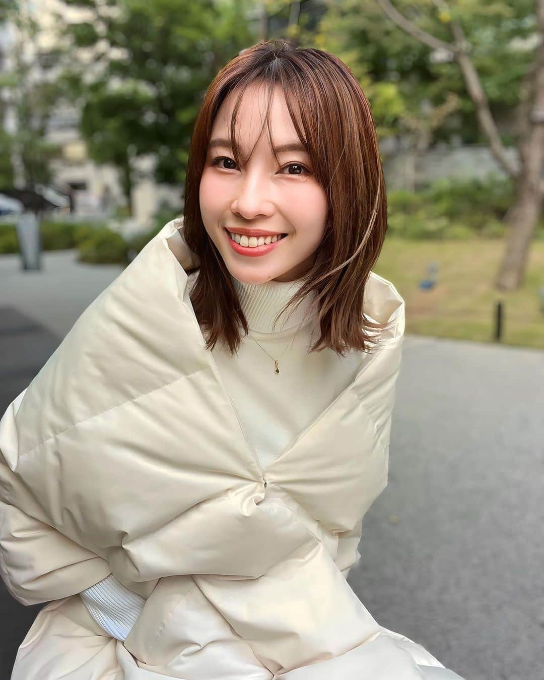 藤原望未さんのインスタグラム写真 - (藤原望未Instagram)「昨日から今日にかけて低気圧で頭も体もおもーいっ😇😇  みんなは大丈夫？ . . この日は風がめちゃくちゃ強いけど頑張って写真撮りました😂  @jme.__official さんの上着？でいいのかな？  ストールみたいに上から巻いて着れるから、どんなお洋服でも羽織れるし、袖のごわつきとか気にならなくて良い🥰  風も防いでくれてとーっても暖かいので、室内で薄着になりたい時の移動(パーティや寒い時期の結婚式など！)にもいいなと思いました☺️  しかも深めのポケット付きで便利でした😉！   #秋コーデ  #秋服コーデ  #冬コーデ  #冬服コーデ  #157cmコーデ  #157cm  #のんすたいる  #羽織コーデ  #ホワイトコーデ  #イエベ春  #イエベ秋  #pr」11月7日 18時01分 - nozo.mi74