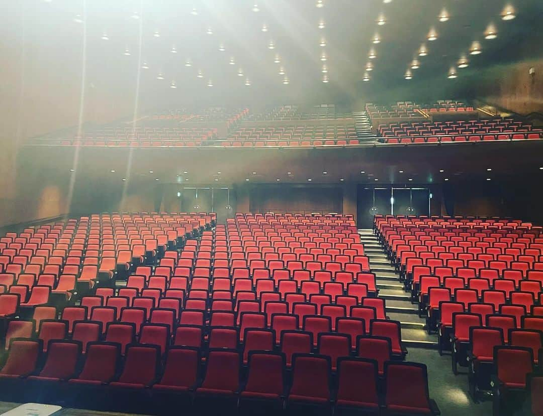 大和田美帆さんのインスタグラム写真 - (大和田美帆Instagram)「. 本日は #茨城県土浦市　で 講演会でした。 お招き有り難うございます。  今回はYUKAさんも来てくれ こどもホスピスのことや 母から学んだことなどをお話しして 絵本の朗読をして 歌わせていただきました！ (リハの様子をちらりと)  常磐線、アゲハ蝶の幼虫みたいで かっこよかったなぁ。  茨城のどこにも寄れなかったけど、電車からののどかな景色に癒されました^_^  .  #こどもホスピス #どんなことにも意味がある #講演会#絵本の朗読 #とんでいったふうせんは  #rememberballoons @jessieoliveros  #にじ　 #中川ひろたか」11月7日 18時03分 - miho_ohwada