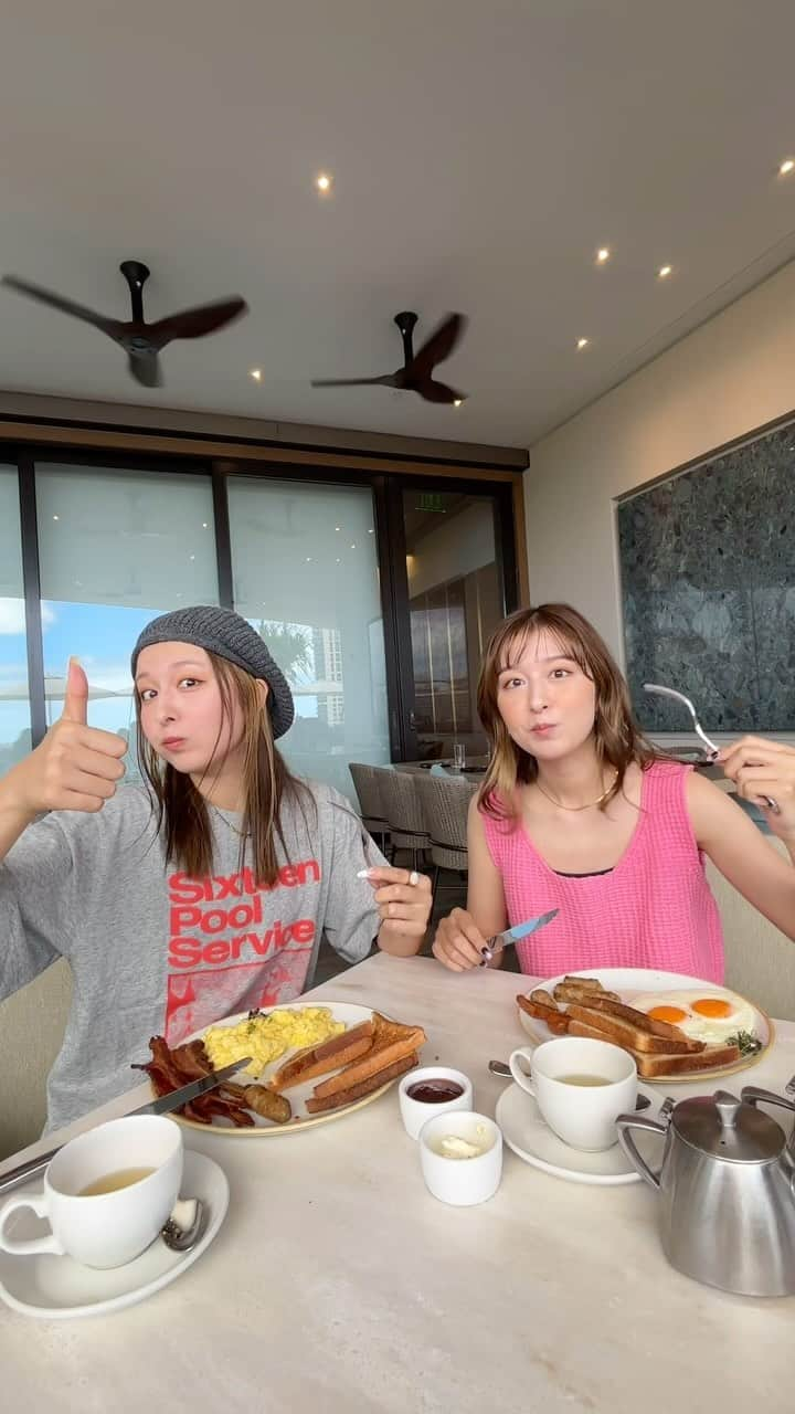 りかりこのインスタグラム：「3泊5日のハワイ楽しかったなあ🏖️ 飛行機は長かったけど、カウチシートでのんびり過ごせました♡ 到着してからは、マハロラウンジにも行ったりANAエクスプレスバスにも乗ったりして、めちゃくちゃ楽しんだ🤙🏻🎶  そして今回のホテルは＂ザ・リッツ・カールトン・レジデンス ワイキキビーチ＂ お部屋から見えるハワイの最高な景色はずっと見ていたかった🥹  飛行機での様子や、ホテルのお部屋も詳しくはYouTubeで！  #ANA#飛行機#ハワイ#RitzCarltonWaikiki#RCMemories#リッツカールトンワイキキ」