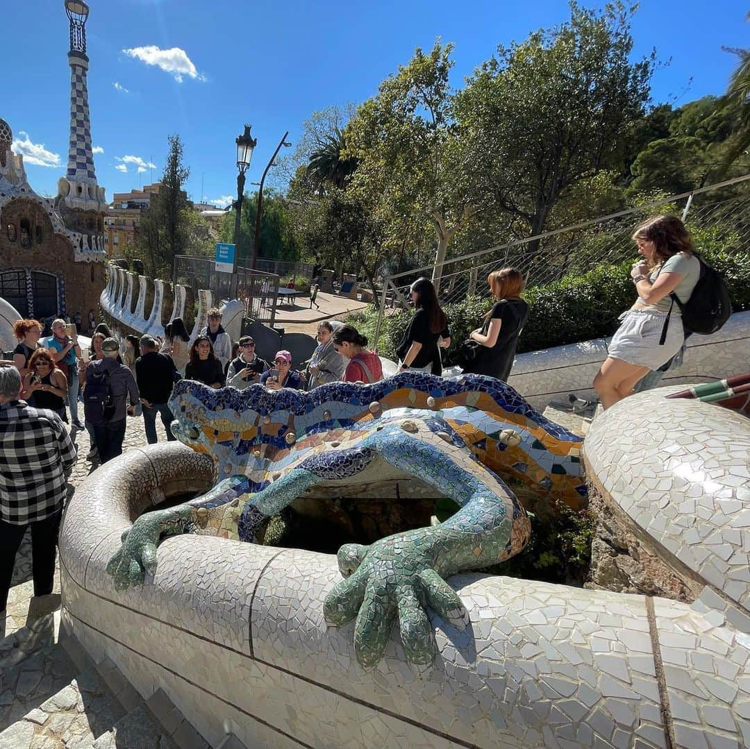 栗原里奈さんのインスタグラム写真 - (栗原里奈Instagram)「✴︎ 🇪🇸スペインにも行きました！ グエル公園はずっと行きたかったところ！ お菓子の家にトカゲの噴水、樹木をモチーフにした高架橋、　バルセロナの街を一望できる広場！ とっっっても素敵でした✨ スペインは初だったので全てが新鮮で堪能するには数日じゃ足りませんでした。。。  ※フランス投稿と行ったり来たりします😆  #スペイン#バルセロナ#ヨーロッパ旅#旅行 #グエル公園#ガウディ建設#お菓子の家 #spain#barcelona#gaudi#guellpark#trip」11月7日 18時05分 - rina__kurihara