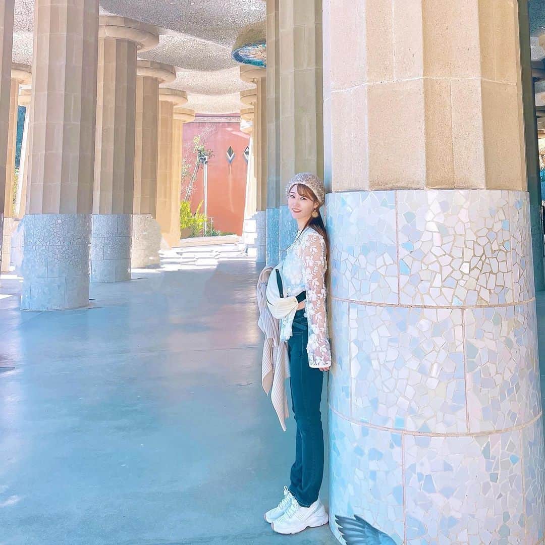 栗原里奈さんのインスタグラム写真 - (栗原里奈Instagram)「✴︎ 🇪🇸スペインにも行きました！ グエル公園はずっと行きたかったところ！ お菓子の家にトカゲの噴水、樹木をモチーフにした高架橋、　バルセロナの街を一望できる広場！ とっっっても素敵でした✨ スペインは初だったので全てが新鮮で堪能するには数日じゃ足りませんでした。。。  ※フランス投稿と行ったり来たりします😆  #スペイン#バルセロナ#ヨーロッパ旅#旅行 #グエル公園#ガウディ建設#お菓子の家 #spain#barcelona#gaudi#guellpark#trip」11月7日 18時05分 - rina__kurihara