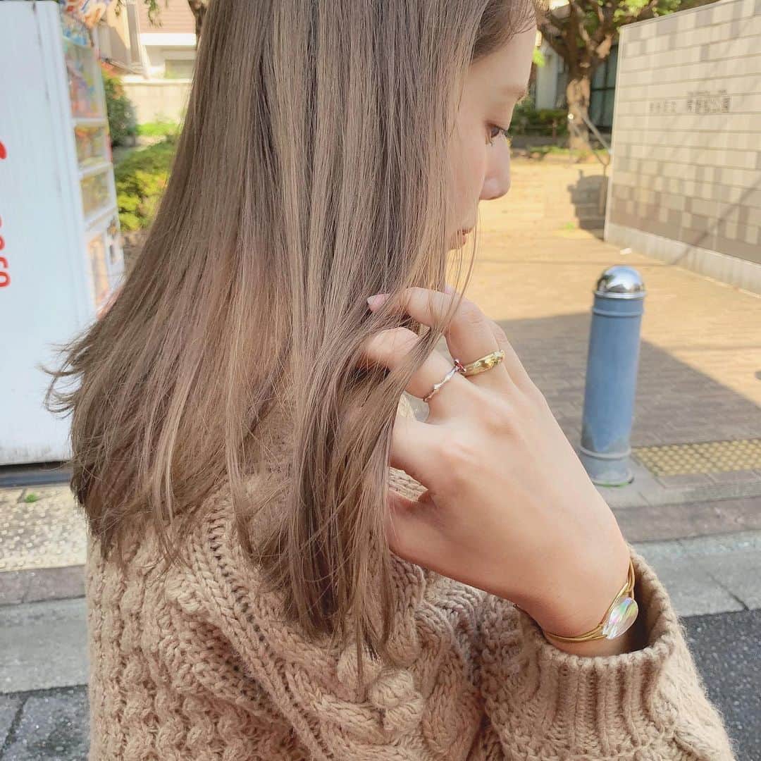 兼井遼のインスタグラム：「ミルクティーグレージュ＊  柔らかくほつれるヘア😌  ツヤのある 暗くても透明のある カラーならお任せください☺️  11月のご予約も まだまだお取りできます🙇🏻  ご質問などは コメントにてお問い合わせください！😌  #ケアカラー  #ヘアアレンジ  #ケアダブルカラー  #巻き方  #髪質改善カラー  #イルミナカラー  #ミルクティーベージュ #グレージュ  #ケアブリーチ  #ハイライトカラー  #ハイトーンカラー  #ブリーチ  #ダブルカラー   #インナーカラー  #オリーブアッシュ  #グラデーションカラー  #グレージュカラー  #ツヤトーン  #パーマ  #艶髪  #外国人風  #髪質改善トリートメント  #くびれヘア  #シースルーバング  #髪質改善  #ラベンダーグレージュ  #オリーブグレージュ  #トリートメント  #ヘアアクセサリー　#インナーハイライト」