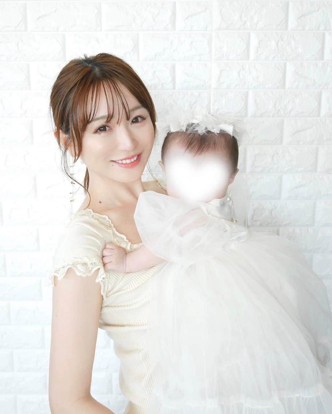 松岡里枝のインスタグラム：「あっという間に生後６ヶ月👶🏻🤍  子育てにも慣れてきて、 私めちゃくちゃ久しぶり(数年ぶり)に 全身脱毛に通い始めました！🥹❤️🔥  医療脱毛の エミナルクリニック @eminalclinic 🫶🏻  何かのランキングで見たんだけど 出産前にやっておけば良かったこと 第１位が「全身脱毛」なんだって🫢✨  たしかに子供と一緒にお風呂入ると バッタバタで自分のことはパパッと適当に 済ませちゃうんだよね💦  数年前にエステ脱毛とか少しやってたけど 細かいところが最近気になってたの🥹  医療脱毛って効果がある分 ちょっと痛みがあるイメージだったけど、 エミナルクリニックはジェルも暖かくて 照射も痛くなくて しかも全身ささっと終わって早かったの❣️  それと医療脱毛って 全身で何回も通うコースにすると 数十万円するイメージだったけど エミナルクリニックは 《全身+VIO医療脱毛 5回コースが68,000円(税込)》 ※初回カウンセリング限定料金 なのでめちゃくちゃ安いの😳❣️ 分割で月々1,000円※医療ローン✨✨  処理しづらい背中・うなじ・おしりなどは シェービング無料🫶🏻だったり クリニックも綺麗で スタッフさんの接客も丁寧で これから通うの楽しみ🥹🫶🏻🔥  北海道から沖縄まで 全国に60院もあるから お近くの店舗を探してみてね🥰  あ、あと、予約が 24時間スマホからできるのも嬉しい🥹✨  そんなわけで、、脱毛って いつかするなら絶対早いほうが良い✨ それに、腕とか足とか脇とかムダ毛を 脱毛して後悔してる人って見たことない✨  エミナルクリニック めちゃくちゃおすすめなので 是非チェックしてみてね🥰🫶🏻✨  #PR #エミナル  #エミナルクリニック  #脱毛  #医療脱毛  #脱毛クリニック  #美肌ケア  #モチベーション  #垢抜け」