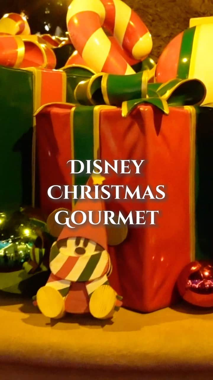 冨張愛のインスタグラム：「Disney Christmas Gourmet🎄🍗 プラザパビリオンのセットと イーストサイドカフェのデザートがとくに絶品でした🫶 カクテルは、 トルバトールタバンのホットカクテルが バーボンの香りとお酒感が少し強い🥃けど マシュマロと一緒に飲むとやさしい味に ビアカクテルの方は結構甘めでした🍸✨ まだまだ食べ足りないので、またすぐ行きます🎅 * bag ... #cafune #mycafune #tokyodisneysea #disneyresort #disneyland #tdl #tdr #disneygourmet #disneyXmas #disneychristmas #xmasgourmet #東京ディズニーランド #ディズニーランド #ディズニーグルメ #東京ディズニーリゾート #ディズニーリゾート #ディズニー食べ歩き #ディズニーフード #ディズニークリスマス #ディズニークリスマスグルメ #クリスマスグルメ #グラタンドッグ #イーストサイドカフェ #ディズニーランドグルメ」