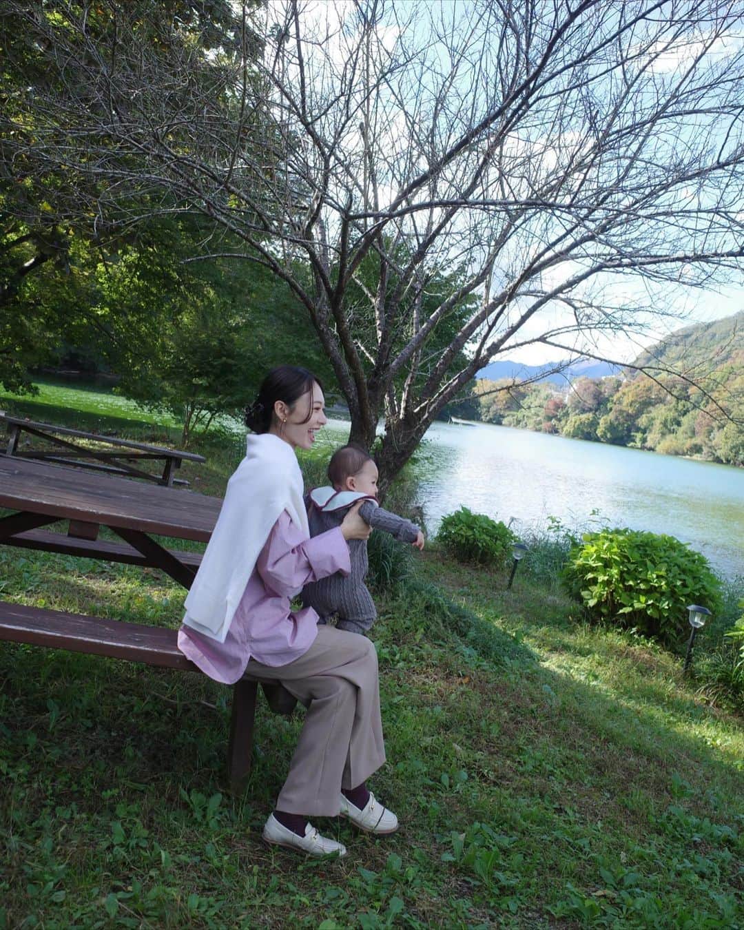 西川瑞希（みずきてぃ）のインスタグラム：「🌿☘️🕊🍀🌱  やわらか~で、ほわほわ~な、みどりじかんっお会いしたかった方に会いにいったら嬉しい報告を聞けて、一緒に嬉しくなった日//  3枚目の動画。こうしてみると絶対怖くないに、こわすぎるーとずっと言ってる。笑 こういう動きを大人になってからあんまりしないからもっとアクティブに動かないとーってなりました🙃  晴れていて気持ちのいい空気でしたが、自然の中はちょっぴり冷たさもあって冬の気配//もう11月。ここから年末まではきっといつも通りもの凄く早いから一日一日より丁寧に過ごそう✨  #healing #happytime #november #nature #mizukifamily_ #自然 #癒し #家族時間 #11月」