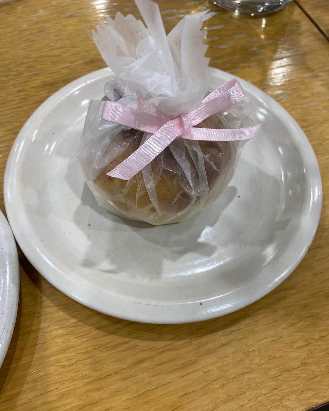 小藪奈央のインスタグラム：「. Thank you @rosebakeryjapan @ceciliebahnsen @doverstreetmarketginza   Cutest cinnamon bun 🍥🎀」
