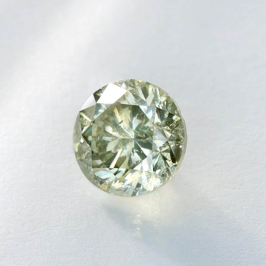 ビズーのインスタグラム：「【店舗限定スペシャルイベント THE COLORS】 11/10 Fri.- @銀座店/京都店/名古屋店  70石以上ものカラーダイヤモンドが集まるイベント「THE COLORS」は、カラーダイヤモンド・ラバーのあなたへ、ぜひお勧めしたいイベントです。またとないこの機会、どうぞお見逃しなく。  "Chameleon Diamond" Carat：0.380ct Color :Fancy Grayish Yellowish Green Grade：I-1 Shape：Round  "Yellow Diamond" Carat：0.403ct Color :Fancy Intense Yellow Grade：VS-1 Shape：Cushion  詳細はプロフィールハイライト『Event』より！ ___ #bizoux #colorstone #colorstonejewelry #semicustom  #colordiamonds  #colordiamond  #pinkdiamond  #bluediamond  #labogrowndiamond  #ビズー #カラーストーンジュエリー #セミオーダー #カラーダイヤ #カラーダイヤモンド #ピンクダイヤモンド #ブルーダイヤモンド #イエローダイヤモンド #ラボグロウンダイヤモンド」