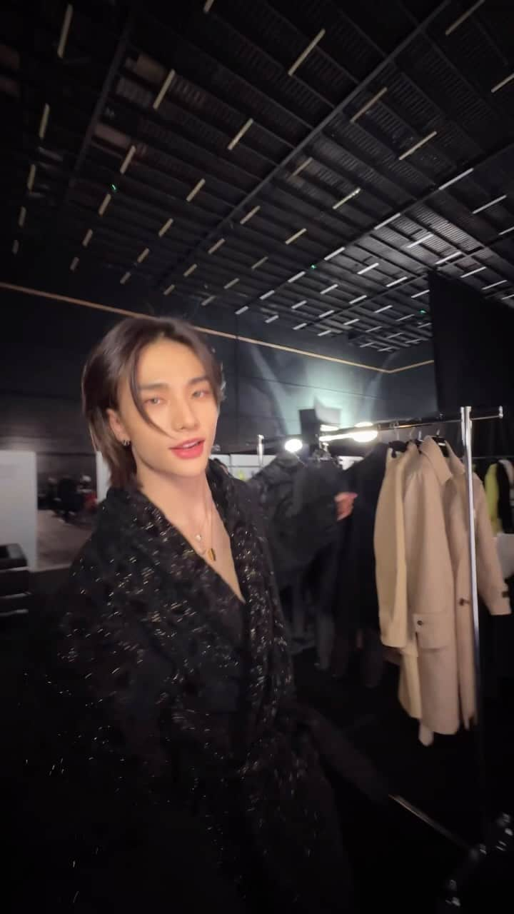 ドナテラ・ヴェルサーチのインスタグラム：「안녕 @hynjinnnn🫰Ciao Hyunjin   Behind-the-scenes of our Versace Holiday campaign shoot 💜」