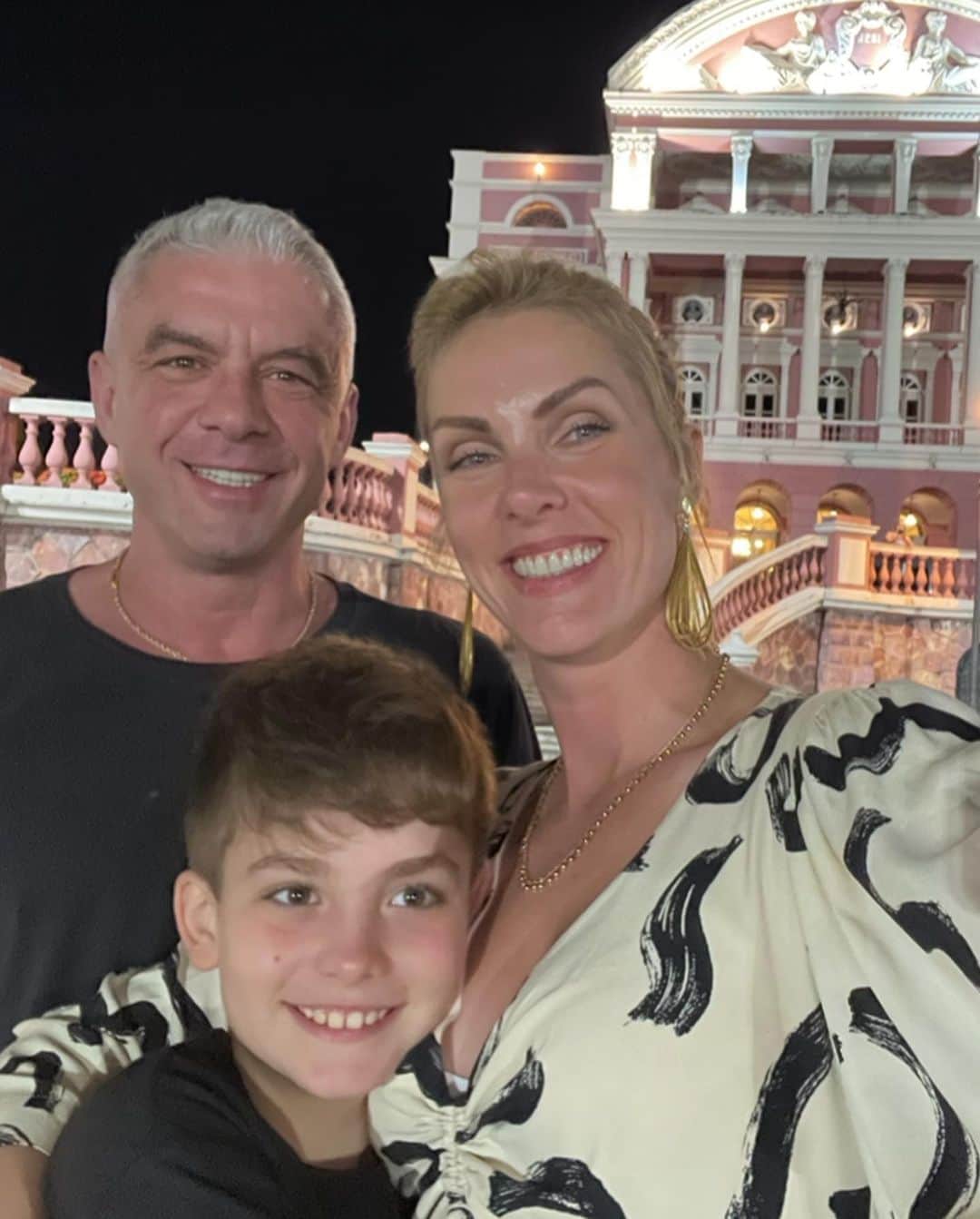 Ana Hickmannさんのインスタグラム写真 - (Ana HickmannInstagram)「Bom dia meu amor!!!! Hoje o mundo comemora o dia mais importante das nossas vidas: seu aniversário 🎁 🎂🎉!!!!! Te amo muito! Você é o melhor pai do mundo!!!!! Feliz aniversário @alewin71 !!!!!! #bday #amor #familia」11月7日 18時20分 - ahickmann