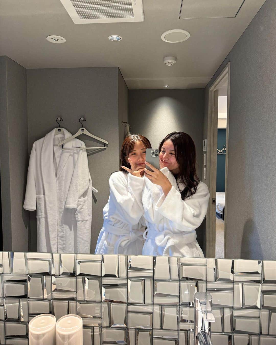 Moka さんのインスタグラム写真 - (Moka Instagram)「サ旅〜🧖🏻‍♀️♡🧖🏻‍♀️  FAV HOTEL飛騨高山EAST @favhotel  サ室→90度 水風呂→15度  今回のお部屋はなんと客室にサウナが付いた"サウナスイート"  六本木にある入会金300万円の高級会員制サウナ「the S by FAV HOTEL」と同じクオリティのサウナ。  8名まで宿泊可能なサウナスイートは2人には勿体ないくらい広々快適でした✨  お部屋にサウナと水風呂とお風呂があって思い立ったらいつでもサ活ができちゃうというサウナーには天国のようなお部屋。  お部屋にサウナがあるお宿は他にも泊まったことがあるのだけど時間で勝手に消えたり、薪を焚べないと消えちゃったり、いつでも入れるってのは初めてでした🙌🏻  水着、サウナハット、バスローブ、アメニティと必要なものは全て揃っているので持参する必要なし◎  リールでもご紹介しているので見てみてね🎬  FAVアカウントフォローすると無料招待が当たるかも😳 詳しくは @favhotel の投稿をチェック！  #pr #favhotel #favlux #favhotelhidatakayaeast #favluxhidatakayama #高山観光 #高山観光スポット #飛騨高山  #インフルエンサー #インスタグラマー #水着 #水着女子 #サウナ #サウナー #サウナイキタイ #サウナ部 #サ活 #サウナ女子 #サウナ好き #サウナガール  #サウナ好き女子 #サウナー女子  #サウナハット #サウナグッズ #サウナを愛でたい #サウナシュラン #サウナ好きな人と繋がりたい #サウナ大好き #フリーモデル #フリーランスモデル」11月7日 18時13分 - moka_030n