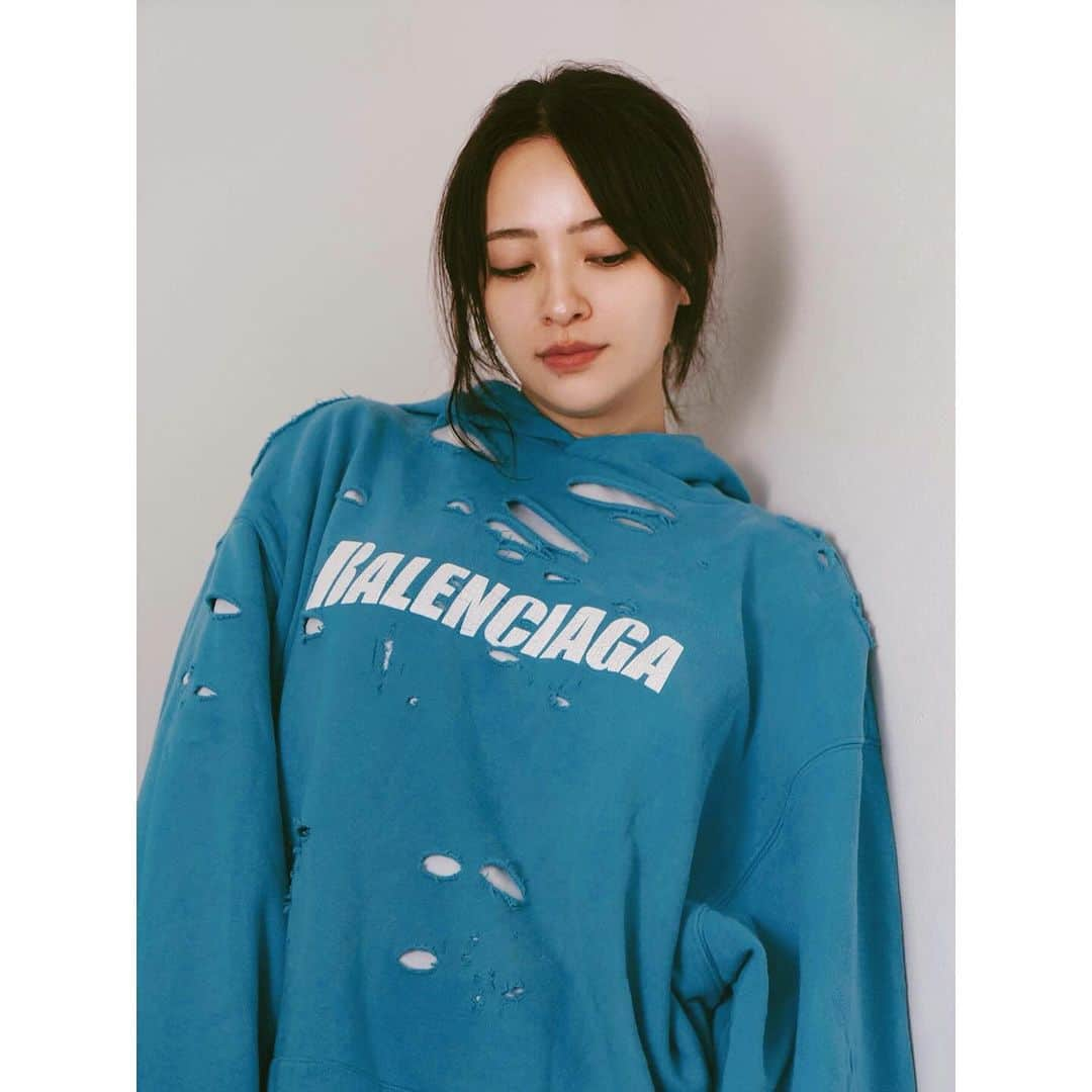 水崎綾女さんのインスタグラム写真 - (水崎綾女Instagram)「👕 @balenciaga  #balenciaga #ootd #ootdfashion  #fashion #Parker #パーカー #私服」11月7日 18時13分 - misakiayame