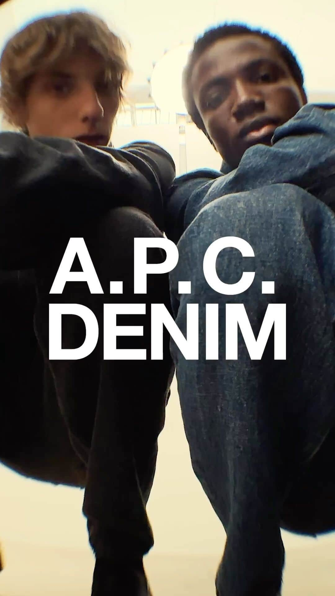 アーペーセーのインスタグラム：「Black or indigo, a modern take on the denim-on-denim look for you to try.   #APCParis #APCdenim」