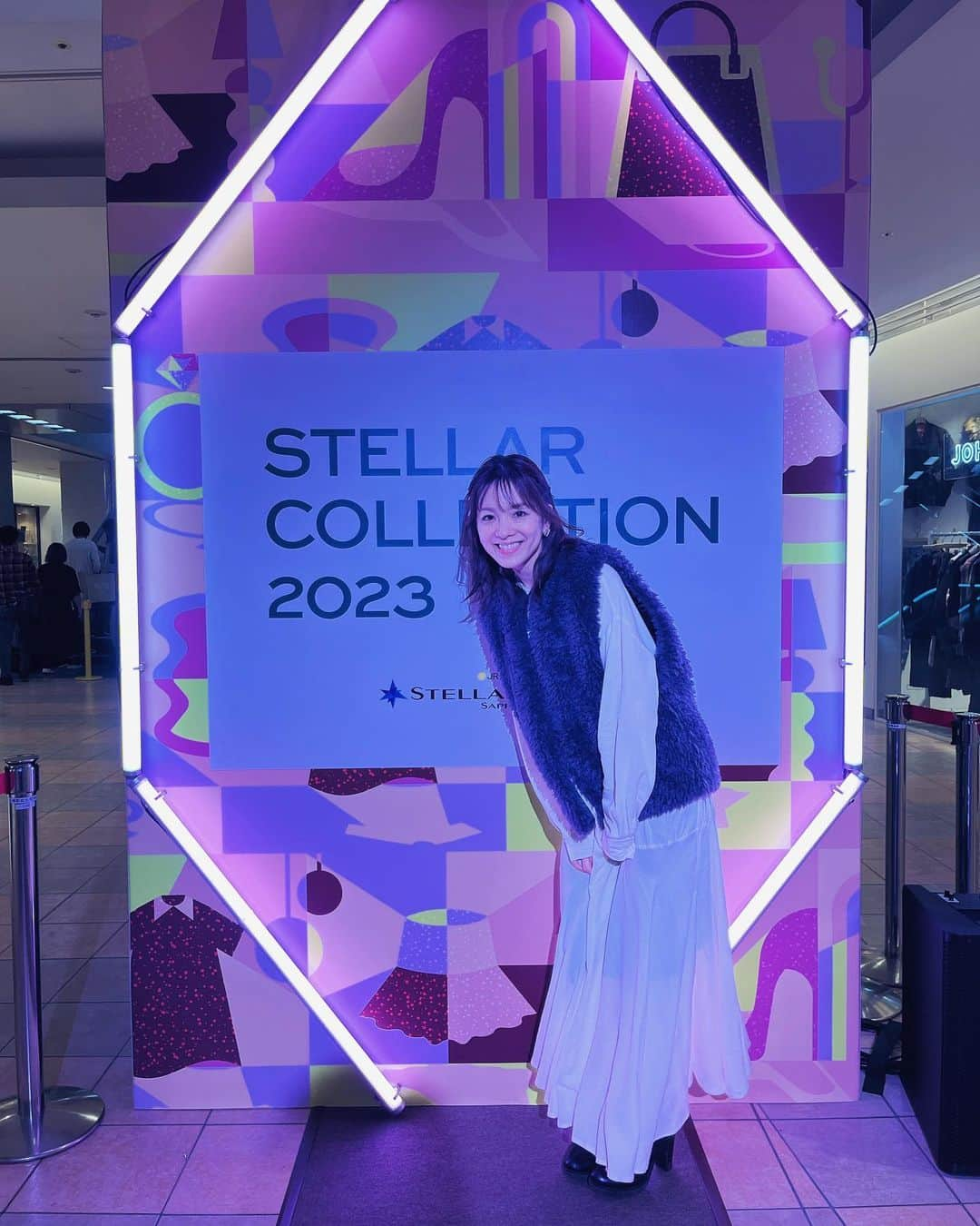 芳賀愛華のインスタグラム：「. STELLAR CLLECTION 2023 3日間沢山の方にお越しいただきました🌼 ありがとうございました☺️  久しぶりのファッションショーのMC🎤 ワクワクしながらやらせていただきました☺️  modelちゃんたちみんな可愛いしかっこいいし 素敵な秋冬服ばかりでテンションもあがっちゃいます🤭  今月１２日まで  JR TOWER FASHION WEEK が開催されています🌹 イベント盛りだくさんですので今年の冬服は ぜひJR TOWERでゲットしてください🤭  #JRTOWER #ステラプレイス」