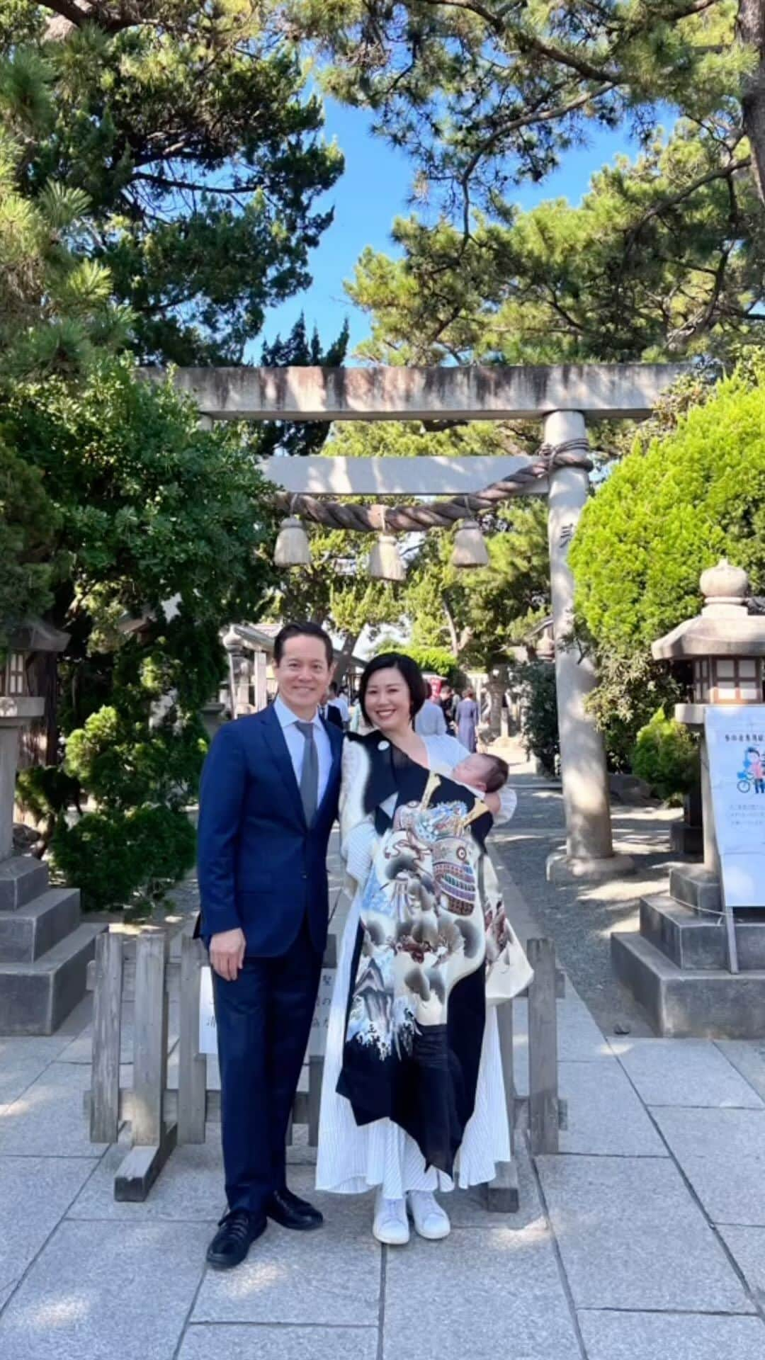 Hiroe Hiranoのインスタグラム：「CELEBRATION 🎉 🩵葉山の森戸神社へ⛩️ カリフォルニアから来日している 家族やお友達と参拝へ。  お宮参りは、赤ちゃんが無事に誕生したことに対する お礼と健やかな成長を願い、神社を参拝する行事。  本来、赤ちゃんが土地の守り神である産土神（うぶすながみ）と 対面し、晴れて氏神様（産土神）の氏子として迎えられる 祝福の儀式だそう。  日本人の郷土意識にもつながる文化ですね🇯🇵  日本文化に触れさせることは、 彼のルーツやソース、アイデンティティに繋がる💎  大切にしたいコトです✨  #mywellbeing #マイウェルビーイング #family #家族 #高齢出産 #mindfulness #wellbeing #rainbowbaby #レインボーベイビー #赤ちゃん #ベビー #baby  #国際結婚 #ハーブベイビー #mom #ママ　#お宮参り ⁡」