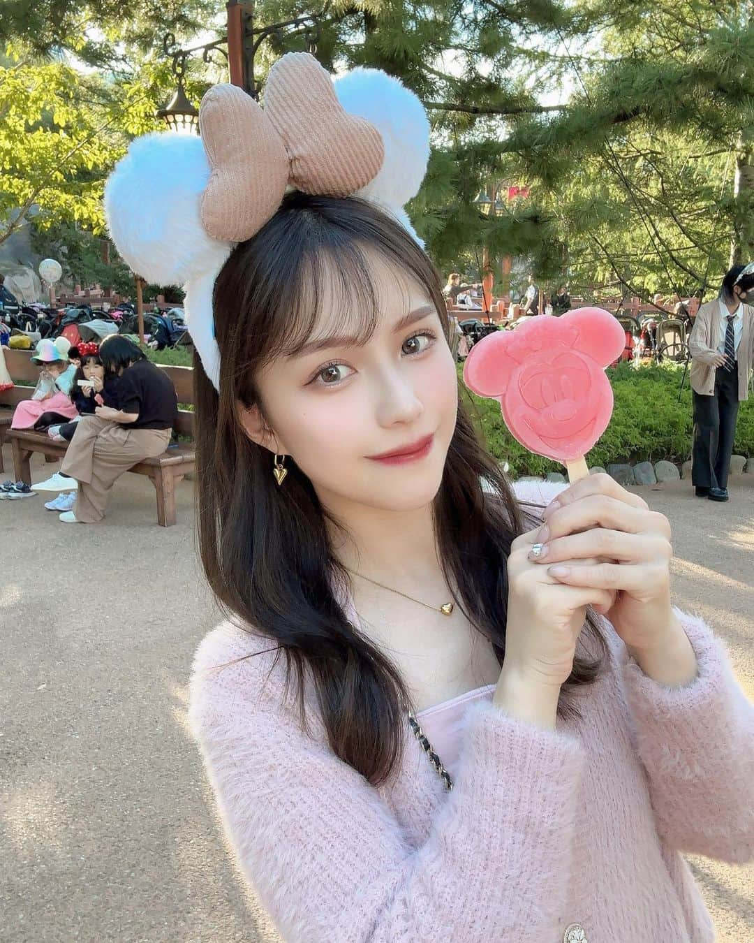 矢田伶華のインスタグラム：「でぃずにー🐭🩷🪄︎︎✨   今月はテーマパークばっか いってます🧸💭⸒⸒笑  家族ディズニー楽しかったなぁ🫶🏻 お土産マイイベ🍿配信でやります！  クリスマスもいきたい🎄𓂃 𓈒𓏸◌‬  #ディズニー #家族旅行 #disney  #ディズニーランド #40周年 #40周年ディズニー」