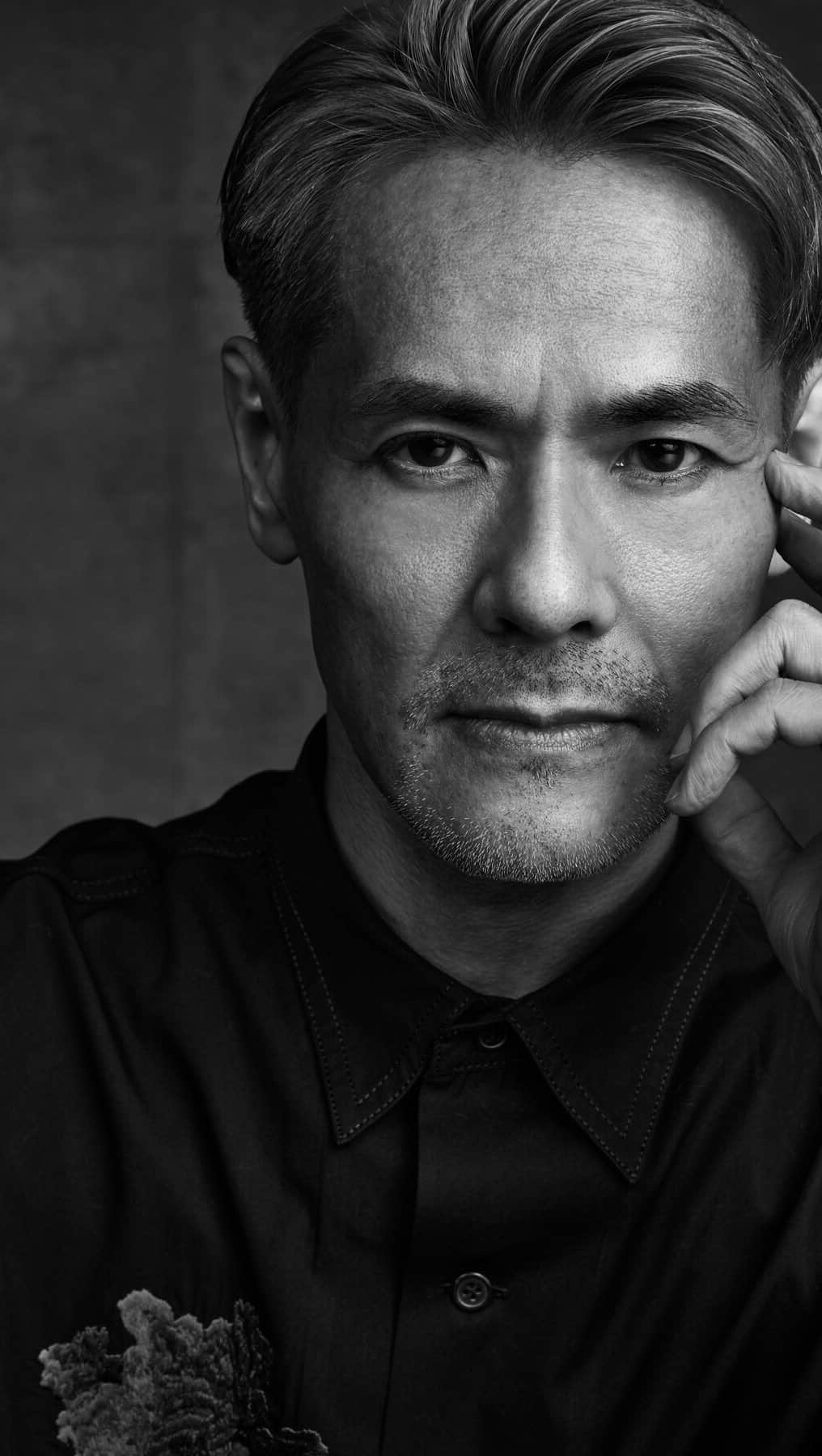 シュウウエムラのインスタグラム：「shu artistry holiday secrets: be the sparkle of the party. 💫 for @uchiideafb, shu uemura international artistic director, makeup is about having fun as he shares his favorite shimmer makeup color combination.⁠ ⁠ ホリデーメイクの秘訣：パーティーのような輝きを放つ💫。シュウ ウエムラ インターナショナル アーティスティック ディレクターのuchiideにとって、メイクアップは楽しむことであり彼のお気に入りのシマーメイクの色の組み合わせを紹介。⁠ ⁠ #shuuemura #シュウウエムラ⁠ #shuartistry #shuuemuraartist ⁠ #holidaymakeup #giftideas」