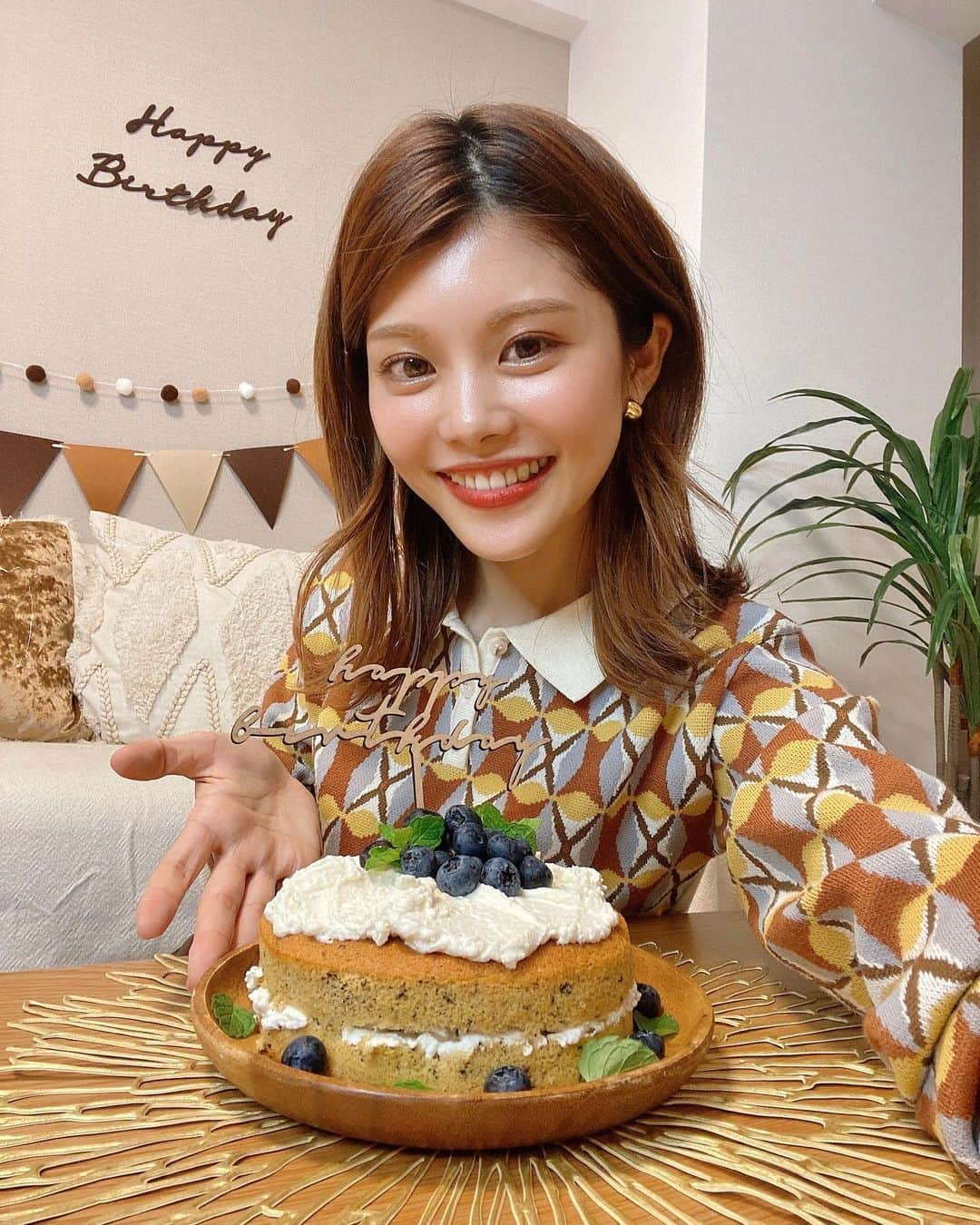 池田真子のインスタグラム：「先日誕生日を迎えて、たくさんのお祝いコメントやメッセージなどありがとうございました💓 ． いよいよ30代、なんだかワクワクしています🌱 ． TikTok LIVEでは誕生日配信をして、  初めて作る紅茶のショートケーキがみなさんのおかげで とっっっても美味しくできました🎂✨ ． ． リアルタイムで観れなかった方も、 普段は雑談や家事、メイクなどしながら 配信していることが多いので またぜひ遊びに来てください♡ (今のところ11/9 +不定期で配信します！)  ．  ． みなさんと素敵な時間を過ごせたことが、 私にとって1番のプレゼントでした🥺❤️ ． ． 改めて、ありがとうございました🌼 ． ． ． ． ． #誕生日会 #バースデーケーキ #素敵な時間をありがとう」