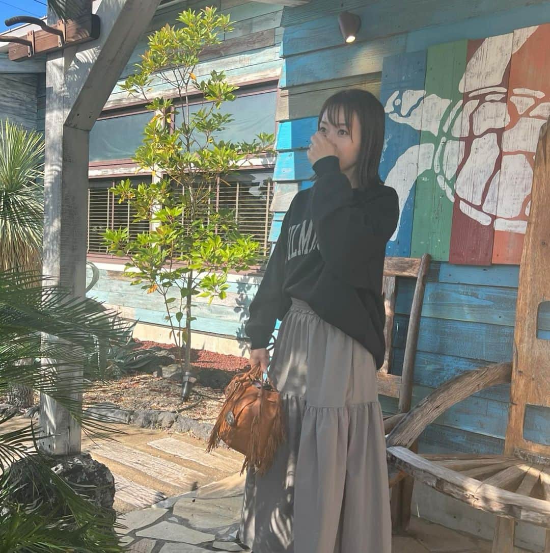 岡部玲子さんのインスタグラム写真 - (岡部玲子Instagram)「ランチ…というかブランチ🥞  ハワイアン🌴✨  スウェットとティアードスカートという組み合わせが ラクで大好き🫶🖤  私服は基本カジュアルです☺️  ハワイアンレストランでは いつもと変わらない注文メニュー😂  たまには違うものを…と思うのに ここに甘いパンケーキは 糖質上乗せを考えると恐ろしくなって 結局同じ😂  美味しくいただきました🙏✨  3枚目は驚くほどの真顔写真😂  9枚目、10枚目は 家族がアメリカ出張で 15年ぶり？に再会した 私達の大切な仲間からいただいたお土産🎁  嬉しい手書きのメッセージと共に🥹  ありがとう🥹 大切にします❤️  #岡部玲子 #タレント #レポーター　#競馬キャスター　#プライベート　#ブランチ　#ハワイアン　#パンケーキ　#サラダ　#モチコチキン #カジュアル　#カジュアル私服 #私服　#お土産　#プレゼント　#トレーダージョーズ」11月7日 18時19分 - reiko_okabe
