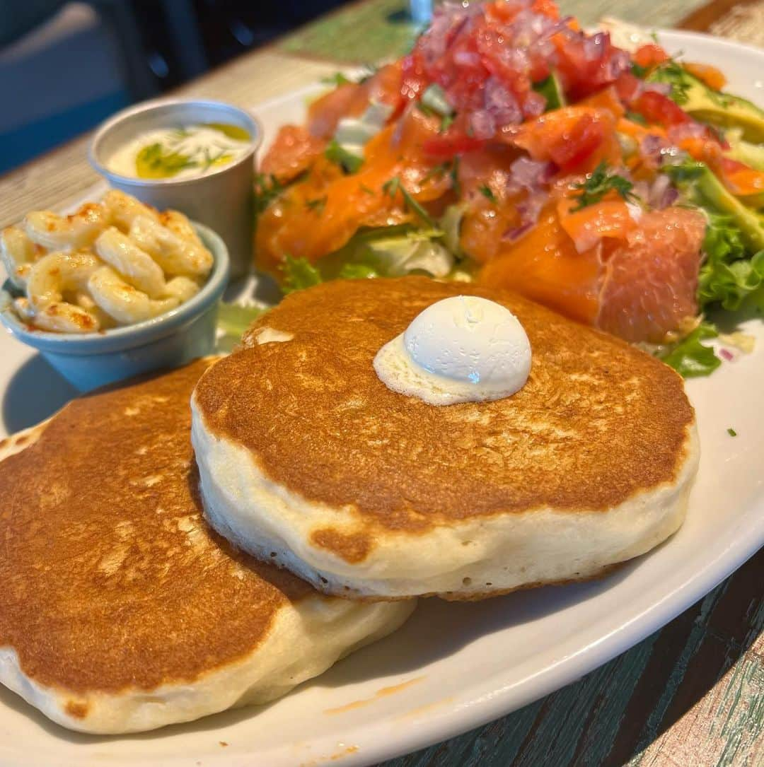 岡部玲子さんのインスタグラム写真 - (岡部玲子Instagram)「ランチ…というかブランチ🥞  ハワイアン🌴✨  スウェットとティアードスカートという組み合わせが ラクで大好き🫶🖤  私服は基本カジュアルです☺️  ハワイアンレストランでは いつもと変わらない注文メニュー😂  たまには違うものを…と思うのに ここに甘いパンケーキは 糖質上乗せを考えると恐ろしくなって 結局同じ😂  美味しくいただきました🙏✨  3枚目は驚くほどの真顔写真😂  9枚目、10枚目は 家族がアメリカ出張で 15年ぶり？に再会した 私達の大切な仲間からいただいたお土産🎁  嬉しい手書きのメッセージと共に🥹  ありがとう🥹 大切にします❤️  #岡部玲子 #タレント #レポーター　#競馬キャスター　#プライベート　#ブランチ　#ハワイアン　#パンケーキ　#サラダ　#モチコチキン #カジュアル　#カジュアル私服 #私服　#お土産　#プレゼント　#トレーダージョーズ」11月7日 18時19分 - reiko_okabe