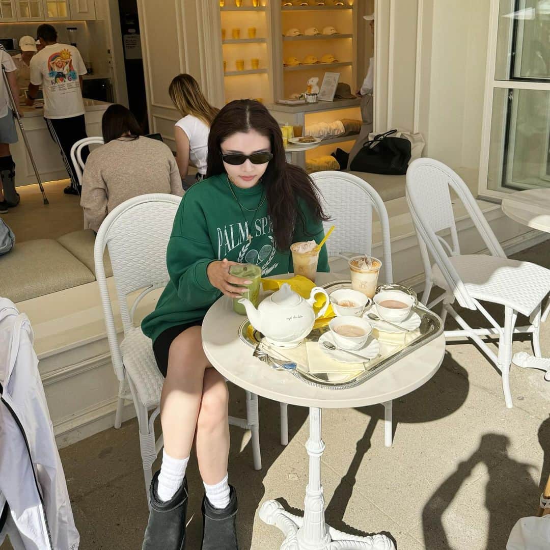古畑星夏のインスタグラム：「⠀ ここのカフェ出来たばっかで めっちゃオシャレで可愛いすぎた☺️💛  LAはスーパーでもカフェでも 比較的どこでも愛犬とお出かけ出来て羨ましい🥺🐶  #la#beverlyhills#cafe#lacafe#lalalandkindcafe」